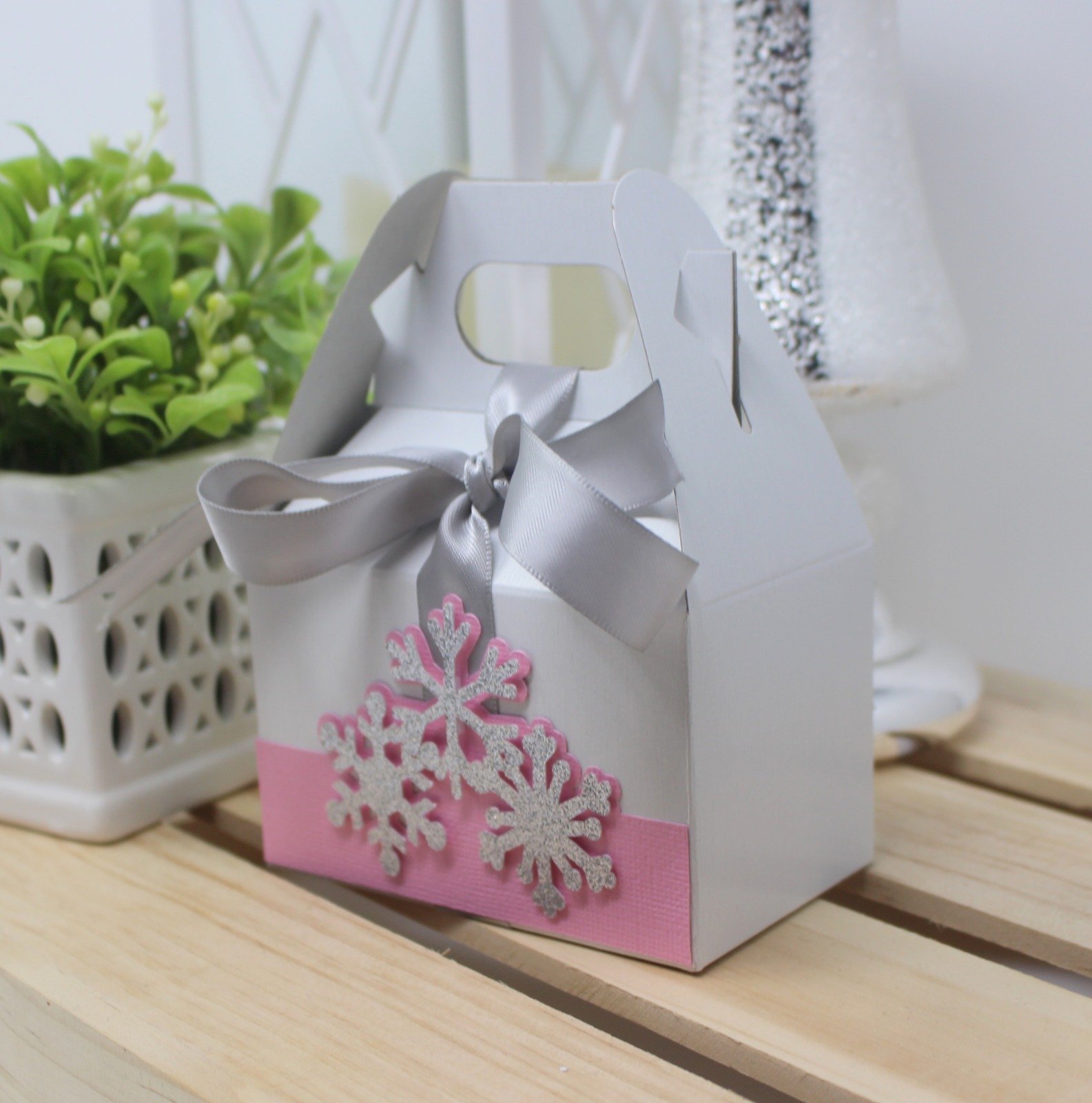 10-Pack Snowflake Favor Boxes - Winter Themed Light Pink & Silver Gable Gift Boxes for Christmas Party Favors, Wedding Decorations & Holiday Gift Wrapping