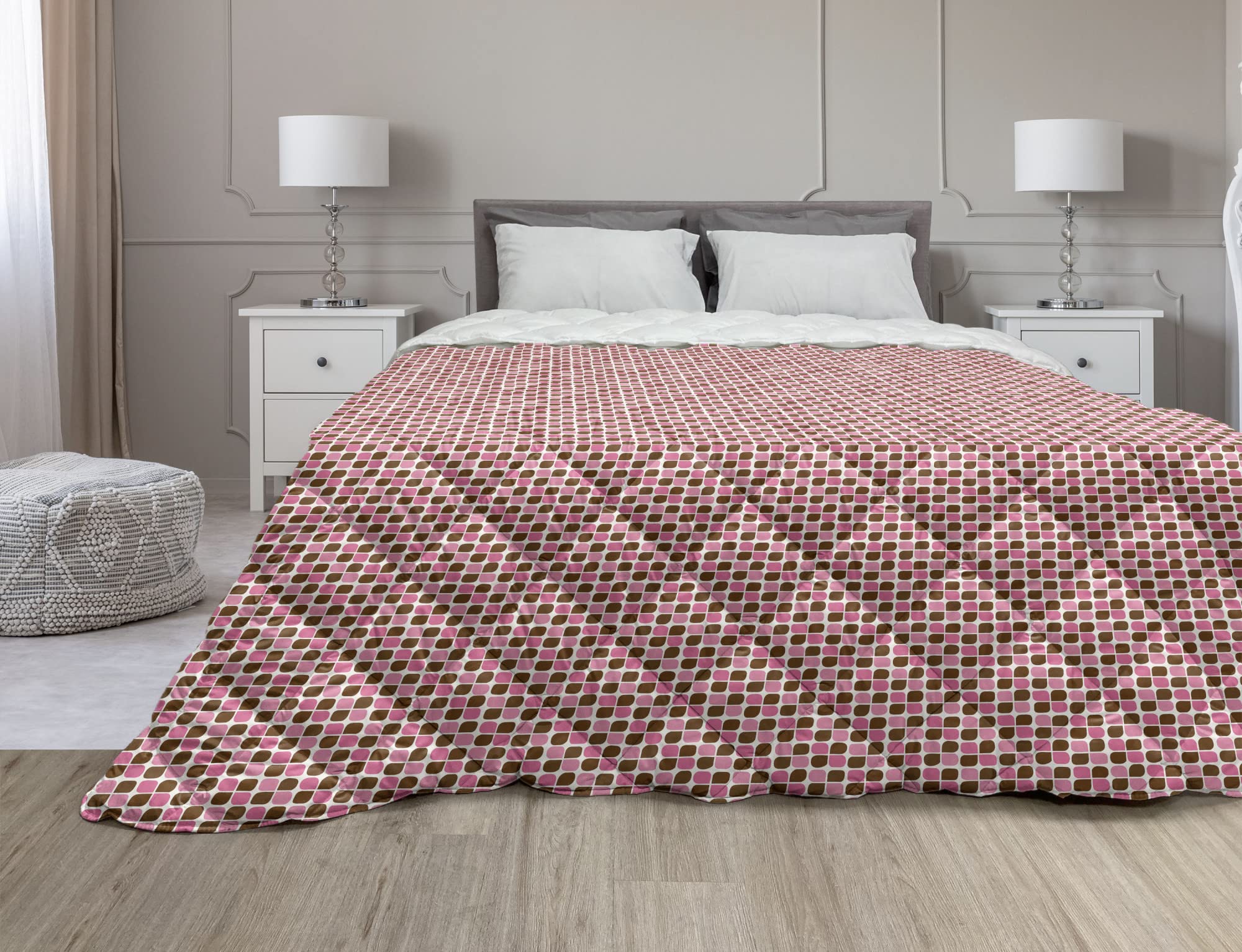 Ambesonne Retro Down Alternative Comforter - Full Size Abstract Clover Design in Blush & Pastel Pink | Soft Microfiber All-Season Quilted Bedding for Master Bedroom, Guest Room & Dorm