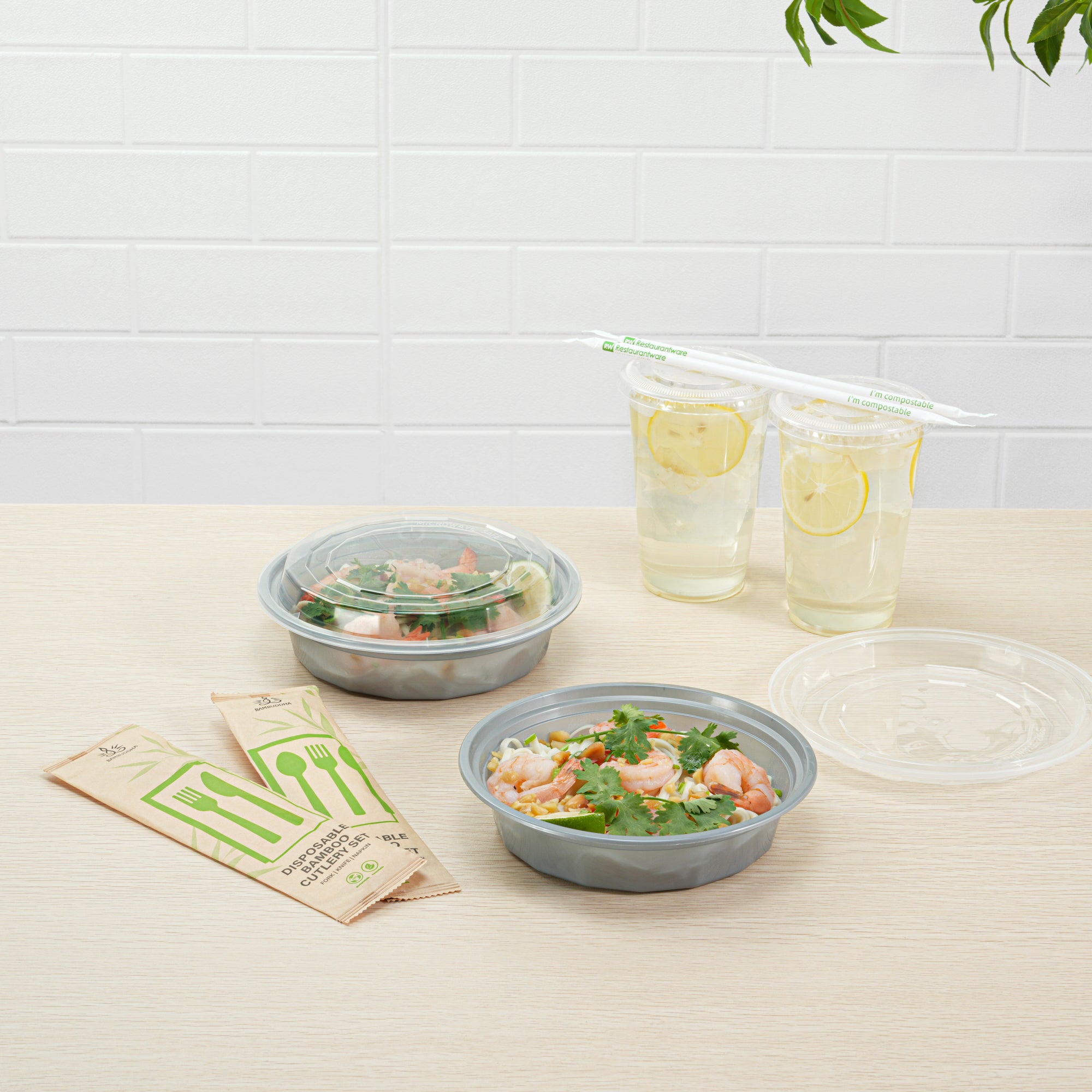 24 oz Round Silver Plastic Takeout Containers with Clear Lids - 100 Pack (7.25
