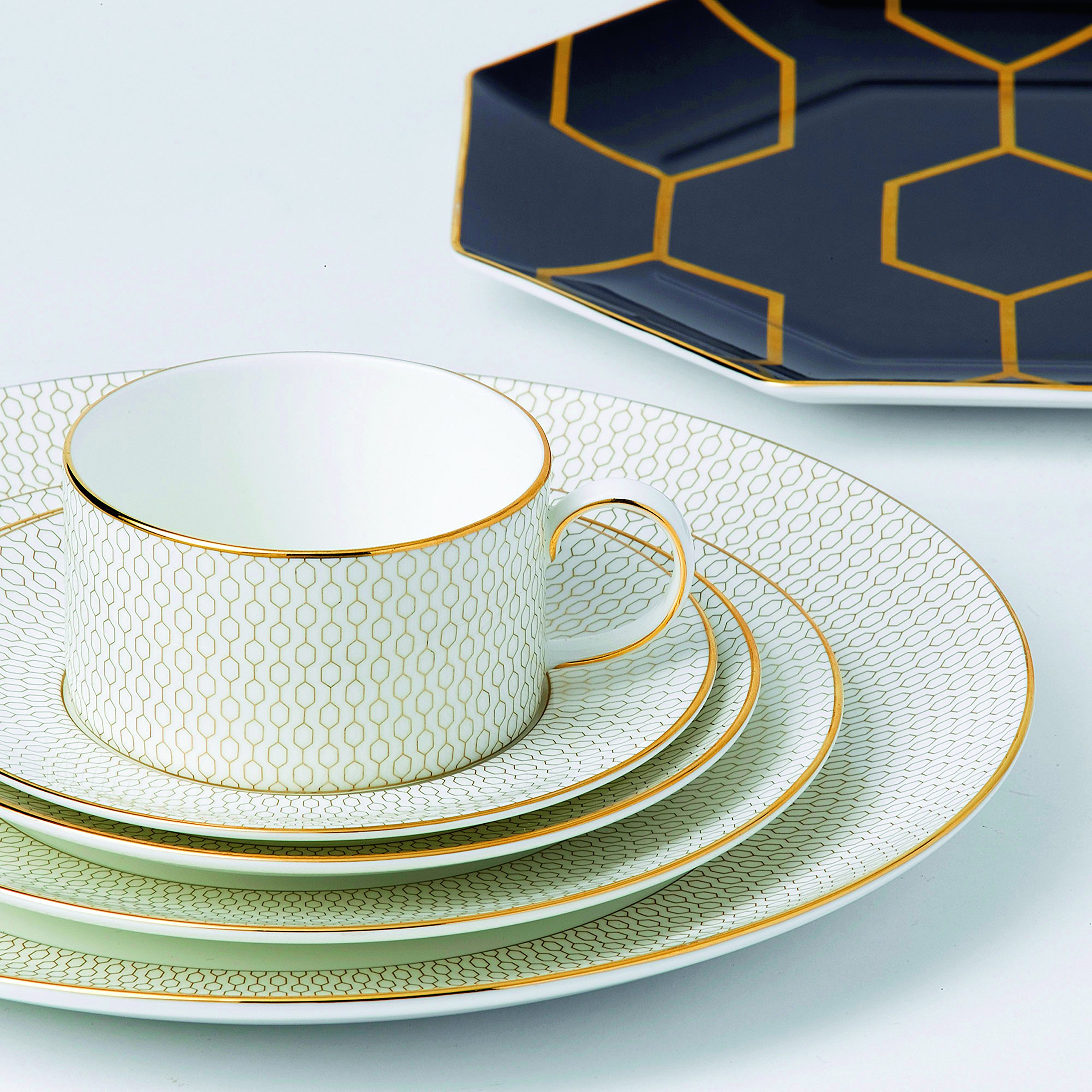 Wedgwood Gio Gold 5-Piece Place Setting - Elegant Fine China Dinnerware Set for Formal Dining & Special Occasions