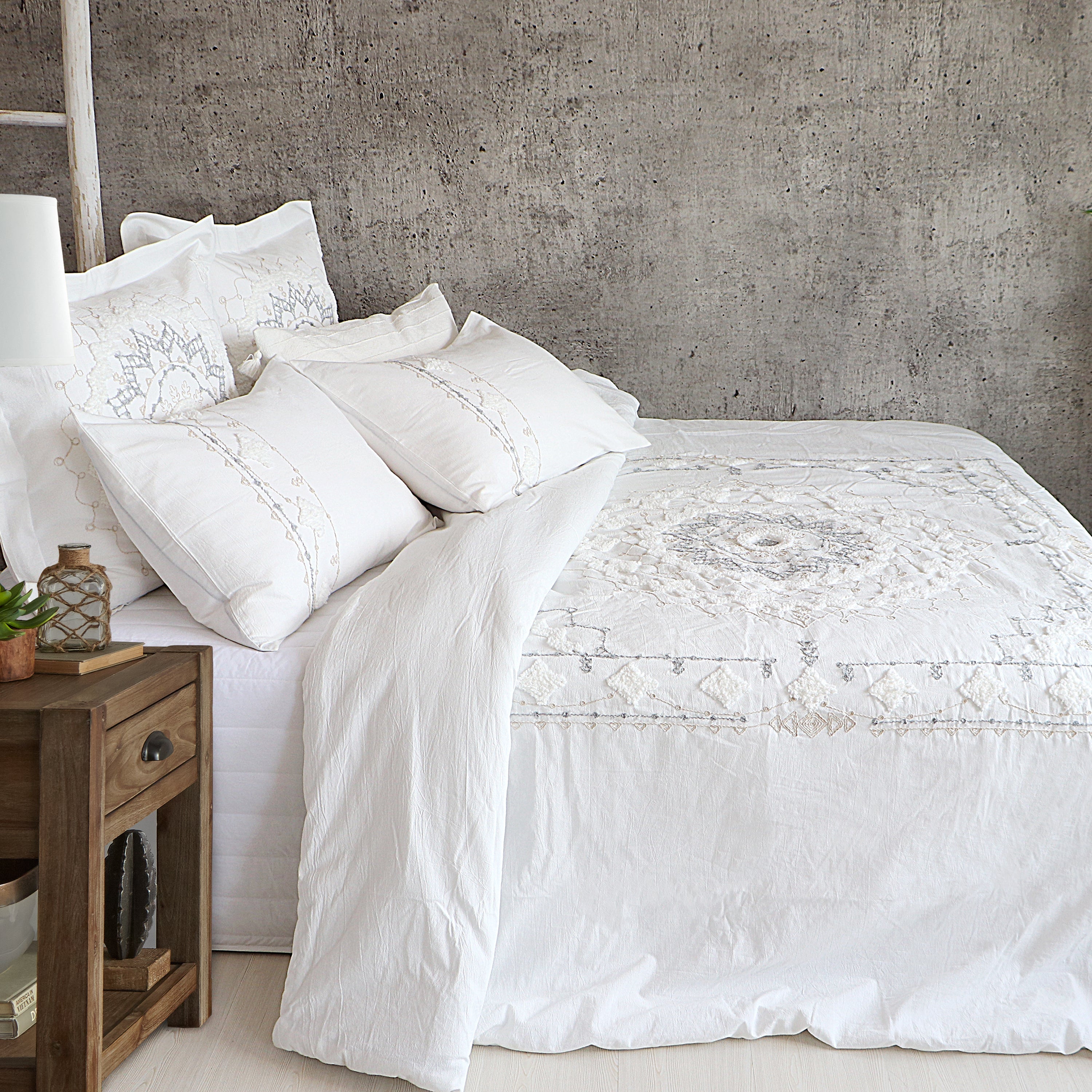 Harleson Medallion Duvet Cover Set - King Size Luxury Bedding with Zipper Closure, Soft Microfiber, Wrinkle-Resistant - Perfect for Master Bedroom, Guest Room & Hotel Decor