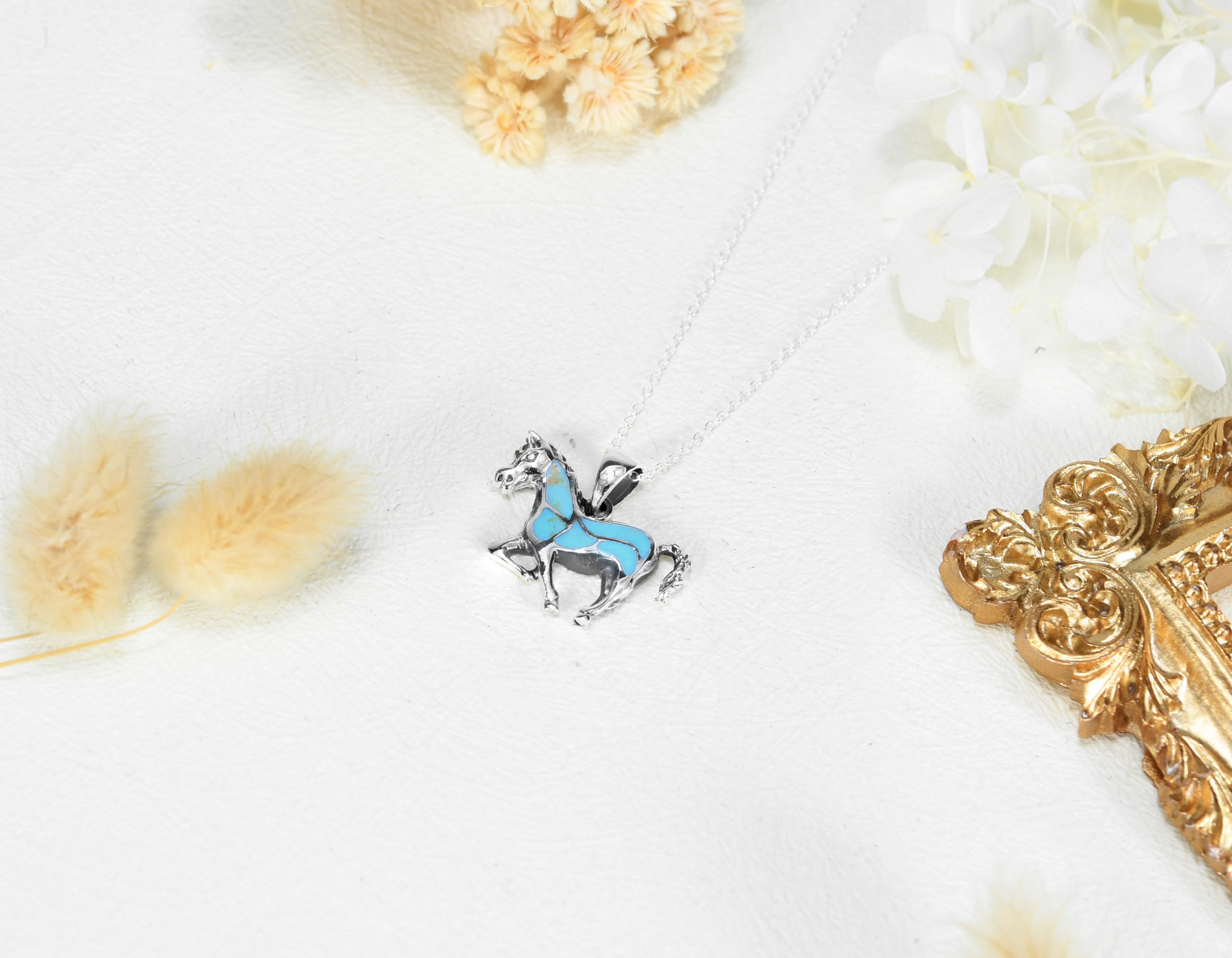 AeraVida .925 Sterling Silver Horse Pendant Necklace with Simulated Turquoise Inlay - Elegant Jewelry Gift for Women | Perfect for Casual Wear, Special Occasions & Horse Lovers