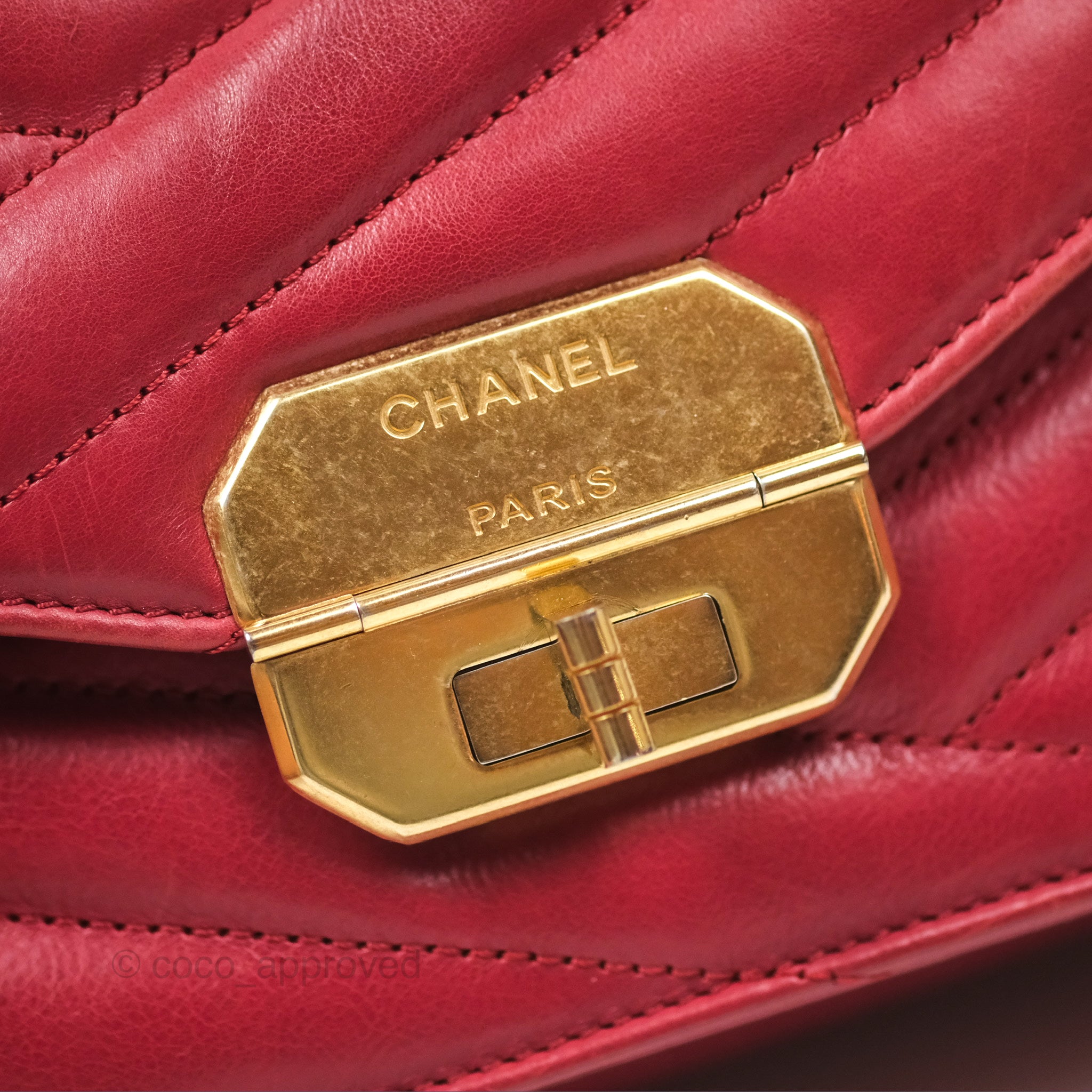 Chanel Chevron Shoulder Bag in Red Calfskin Leather with Aged Gold Hardware - Luxury Crossbody Purse for Women, Perfect for Parties, Date Nights & Special Occasions