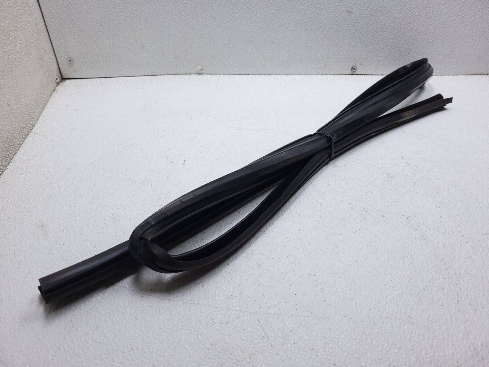 2006-2011 Mercedes ML500 Right Rear Passenger Door Weatherstrip Seal - OEM Replacement Part for Weather Protection & Noise Reduction - Perfect for Car Restoration & Maintenance
