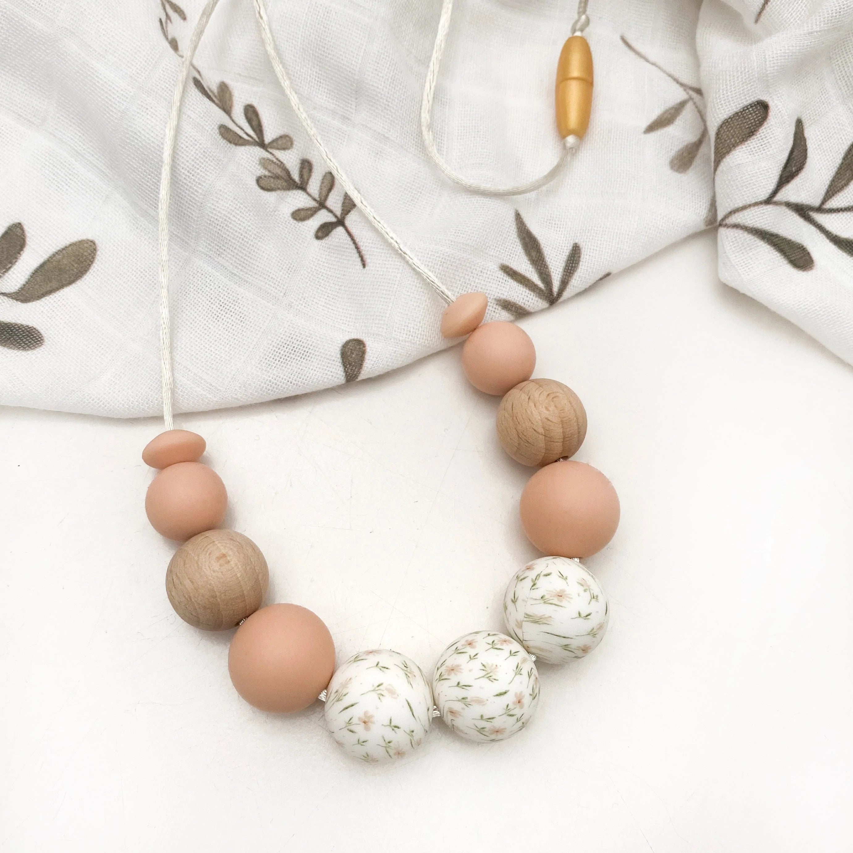 Spring Bloom Silicone Necklace with Blush Daisies - Elegant Floral Jewelry for Women, Perfect for Weddings, Parties & Everyday Wear