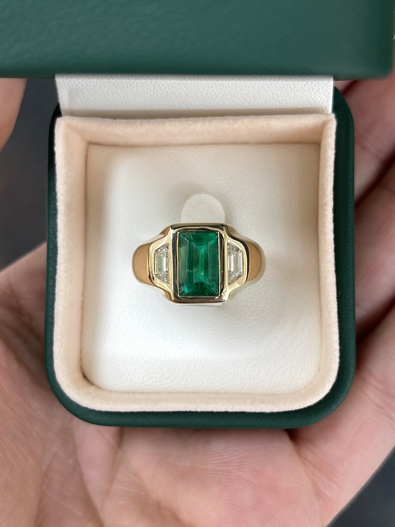 3.30tcw 18K Gold Men's Ring with Dark Rich Green Emerald & Cadillac Diamonds - Unisex Three Stone Jewelry for Weddings, Engagements & Special Occasions