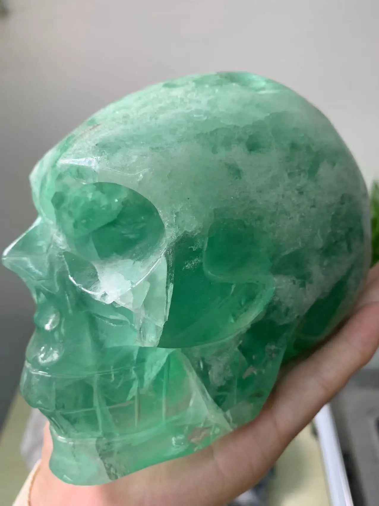 Natural Green Fluorite Crystal Skull - Reiki Healing Stone for Meditation, Home & Office Decor, Feng Shui Good Luck Gift (Perfect for Spiritual Healing, Yoga Spaces & Positive Energy)