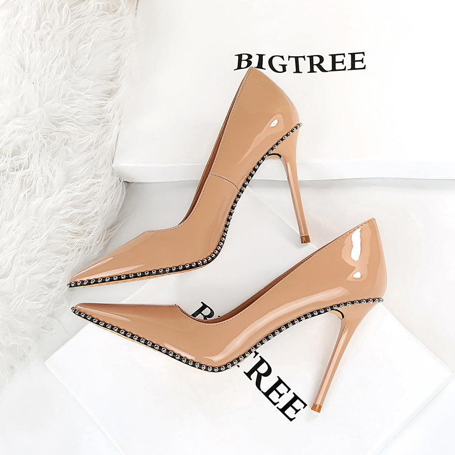 2025 9611 2 Sexy Women's High Heels - Retro Metal Chain Rivet Pointed Toe Patent Leather Pumps for Party, Night Out & Special Occasions