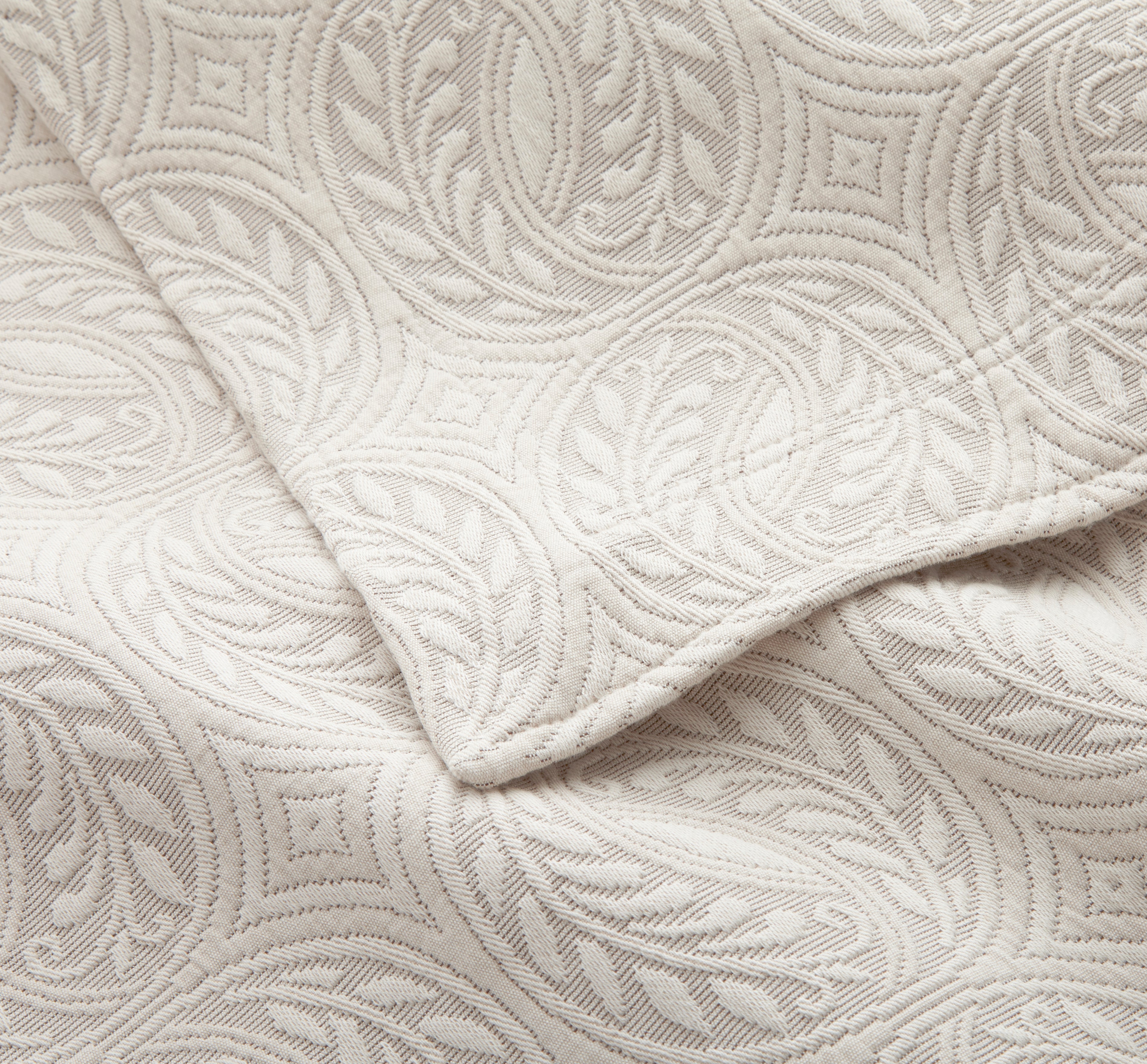 Luxury Vienna Matelassé Coverlet - Soft Quilted Bedspread for Queen Size Bed | Perfect for Guest Rooms, Master Bedrooms & Cozy Home Decor