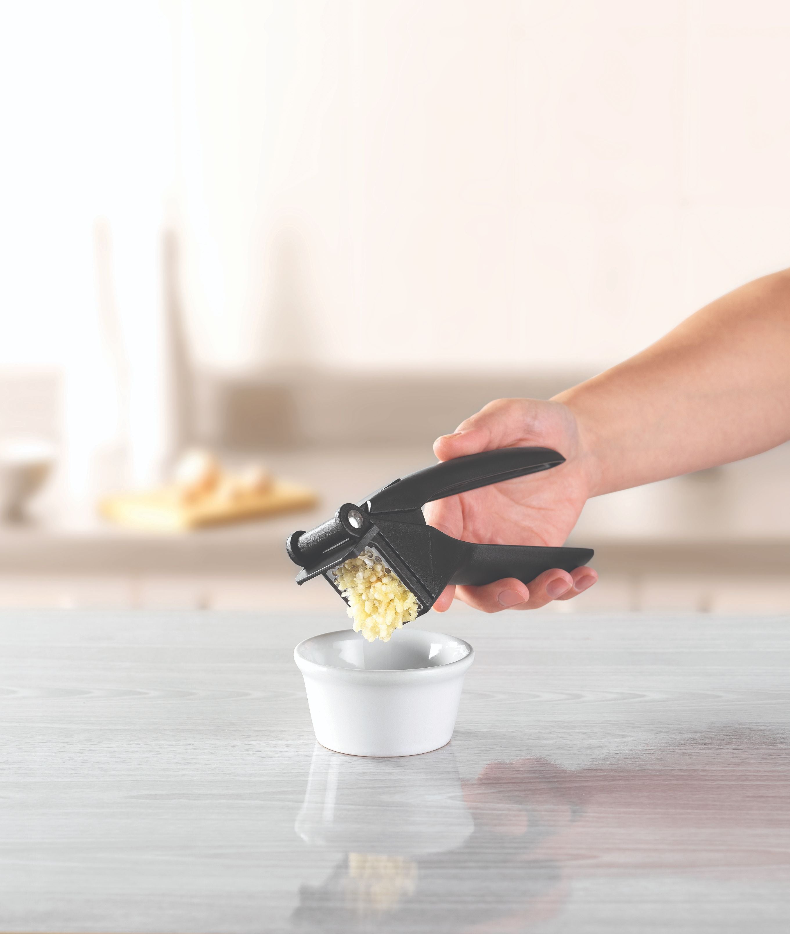 Stainless Steel Garlic Press - Easy Squeeze Garlic Mincer & Crusher for Cooking, Baking, and Meal Prep - Perfect for Garlic Lovers & Home Chefs