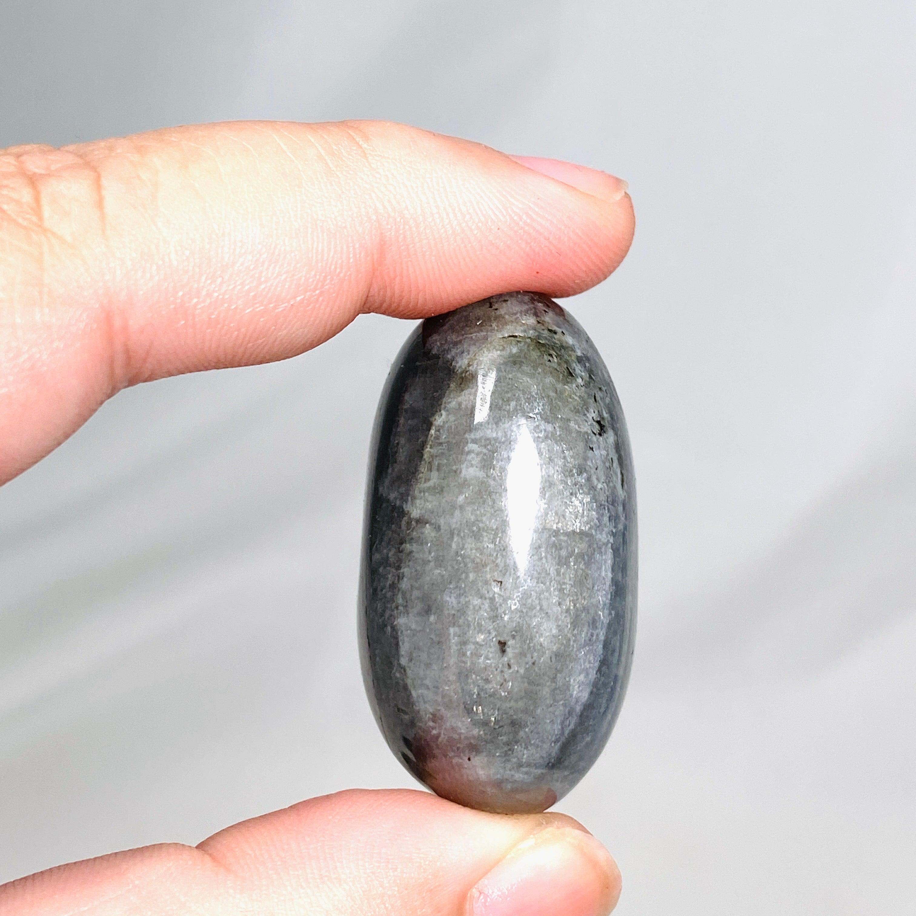 Natural Purple Labradorite Palm Stone - High Grade Healing Crystal for Meditation, Stress Relief & Energy Balancing - Perfect for Reiki, Yoga & Spiritual Practices