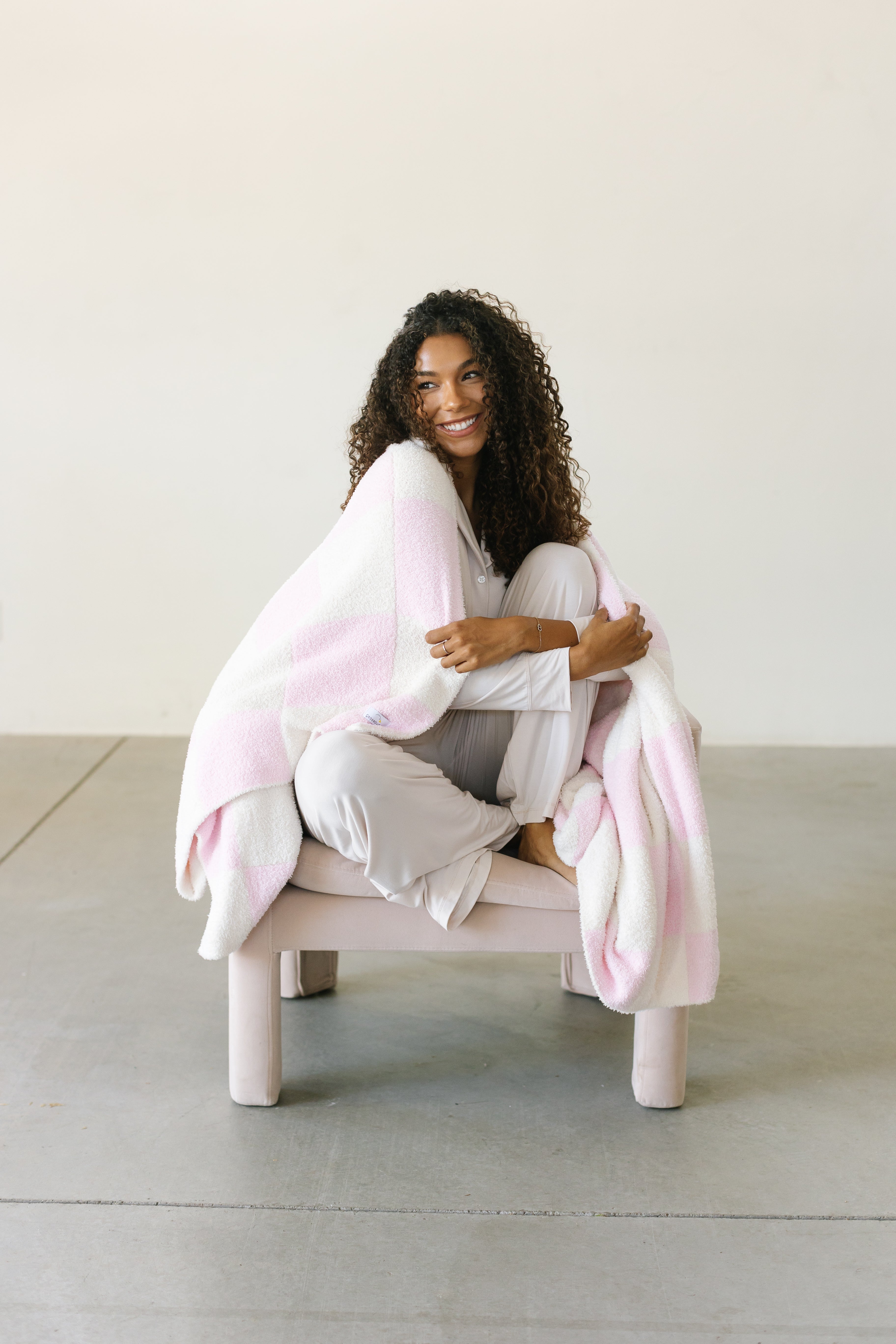Pink Checkerboard Plush Blanket - Soft Cozy Throw for Bed, Couch & Home Decor - Perfect for Gifts, Nursery, and Relaxation
