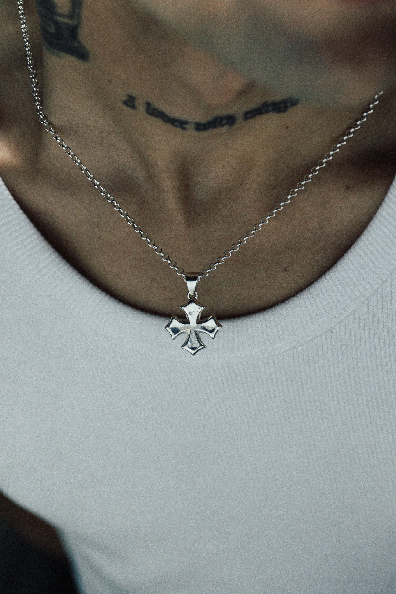Stylish Silver Cross Pendant Necklace for Women - Perfect for Gifts, Everyday Wear & Religious Occasions