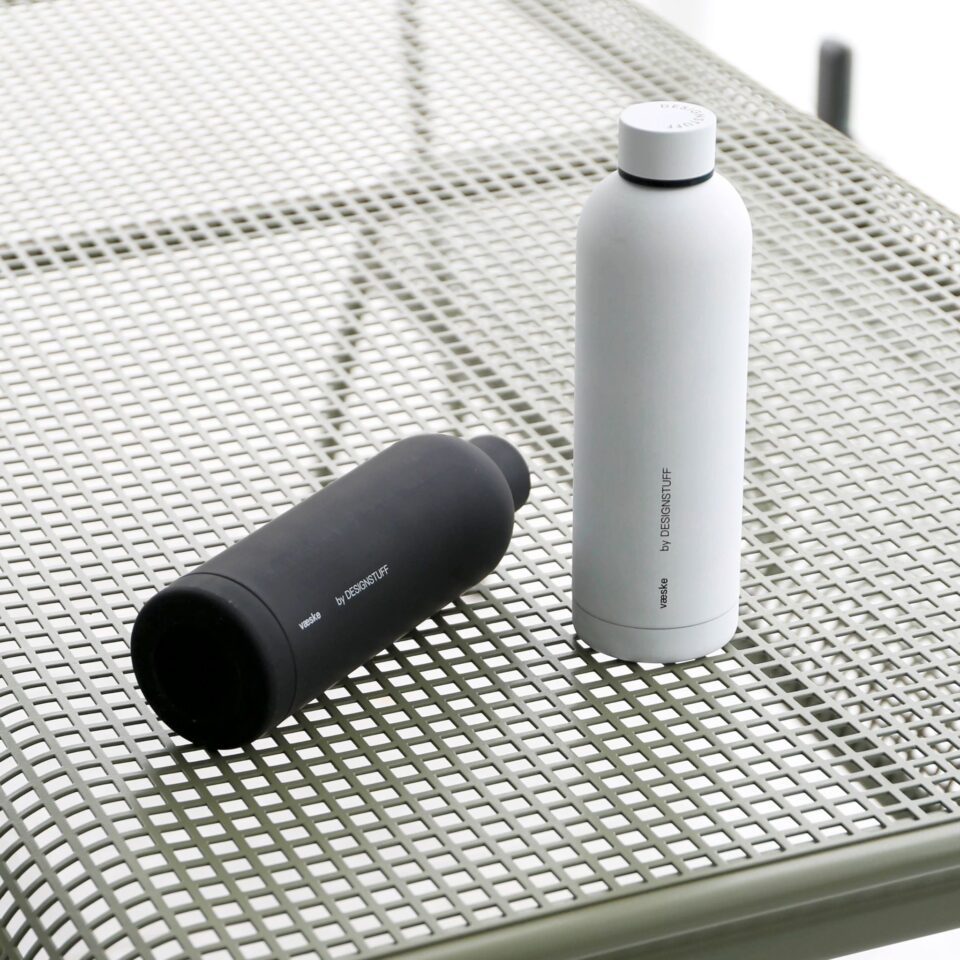 DESIGNSTUFF 750ml Insulated Stainless Steel Water Bottle - Leakproof, BPA-Free, Vacuum Insulated for Hot & Cold Drinks - Perfect for Gym, Hiking, Travel & Office Use - Black