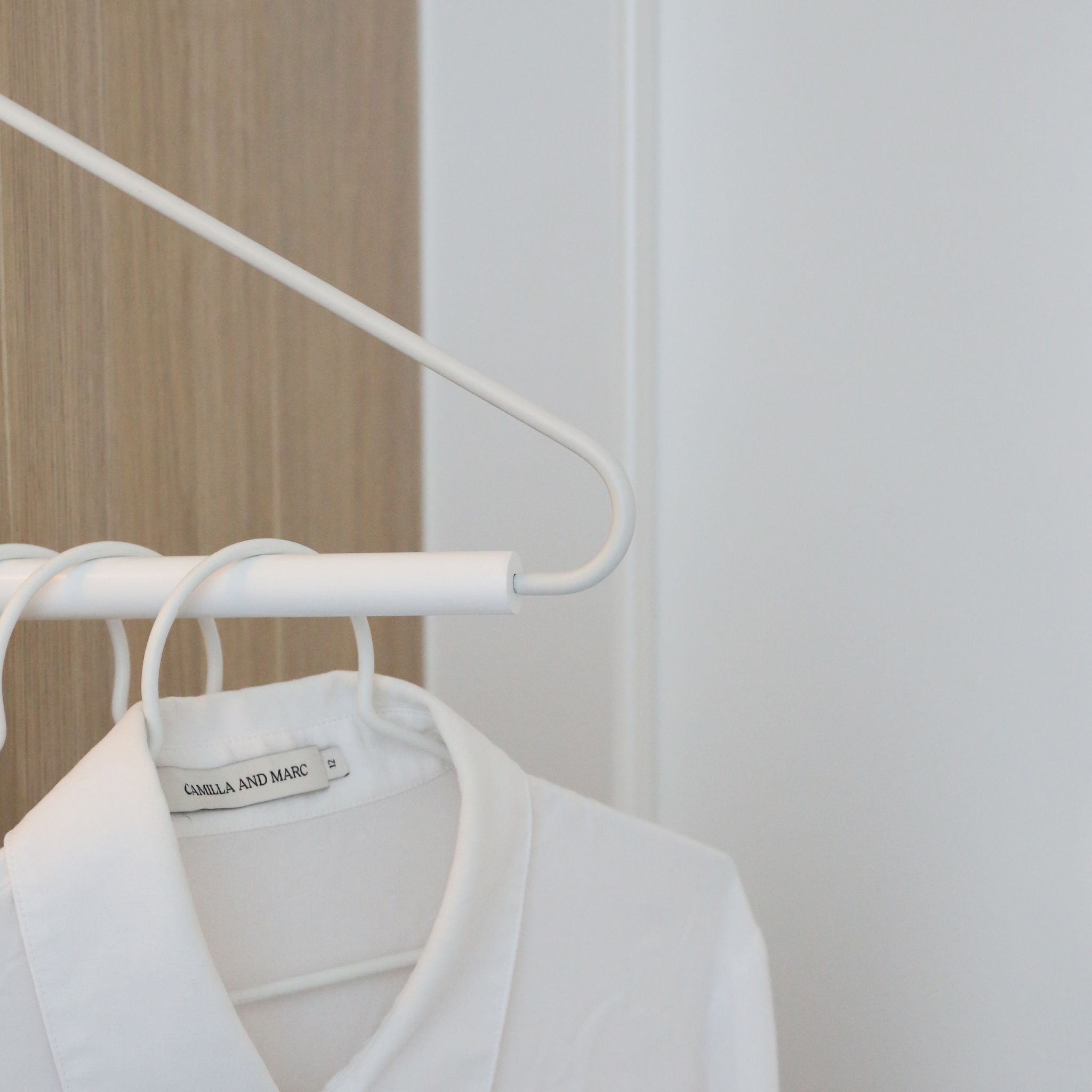 DESIGNSTUFF White Curve Clothes Rack - Freestanding Garment Rack for Bedroom, Closet & Laundry Room Organization | Space-Saving Clothing Storage Solution
