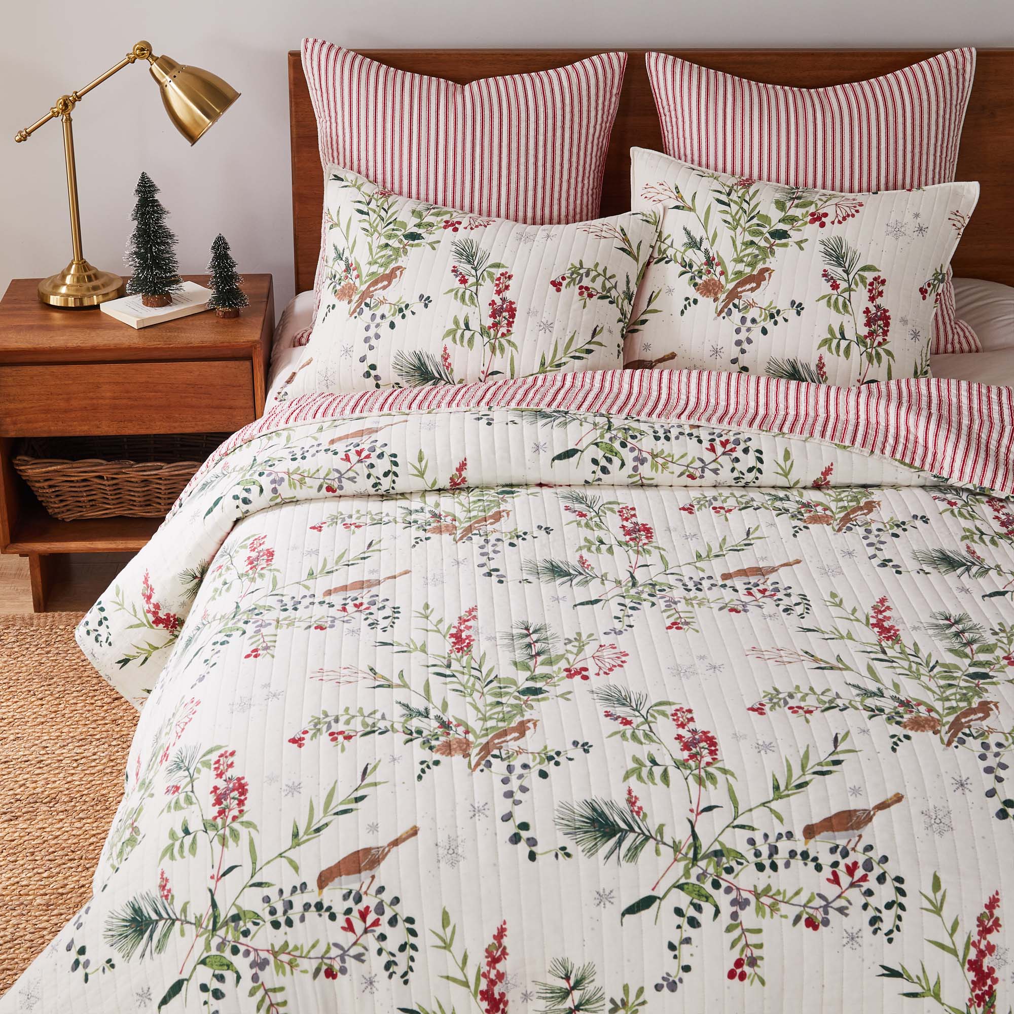 Winterberry Forest Quilt Set - King Size Bedding with Floral Pattern - Cozy & Warm for Winter Nights - Perfect for Master Bedroom, Guest Room or Cabin Retreat
