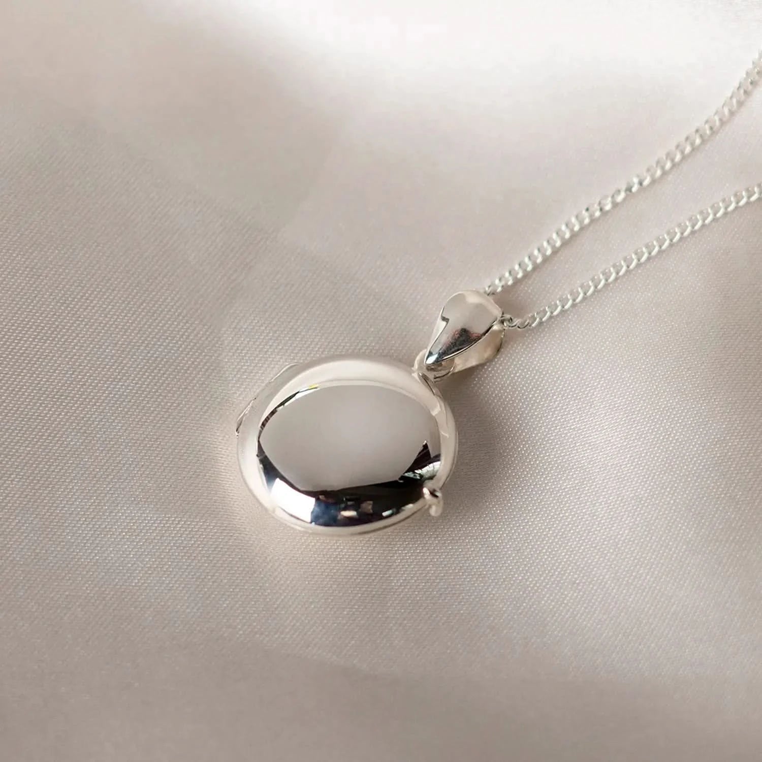Memorial Photo Locket for Ashes - Silver Round Keepsake Pendant for Cremation Jewelry - Perfect for Honoring Loved Ones at Weddings, Funerals & Special Occasions