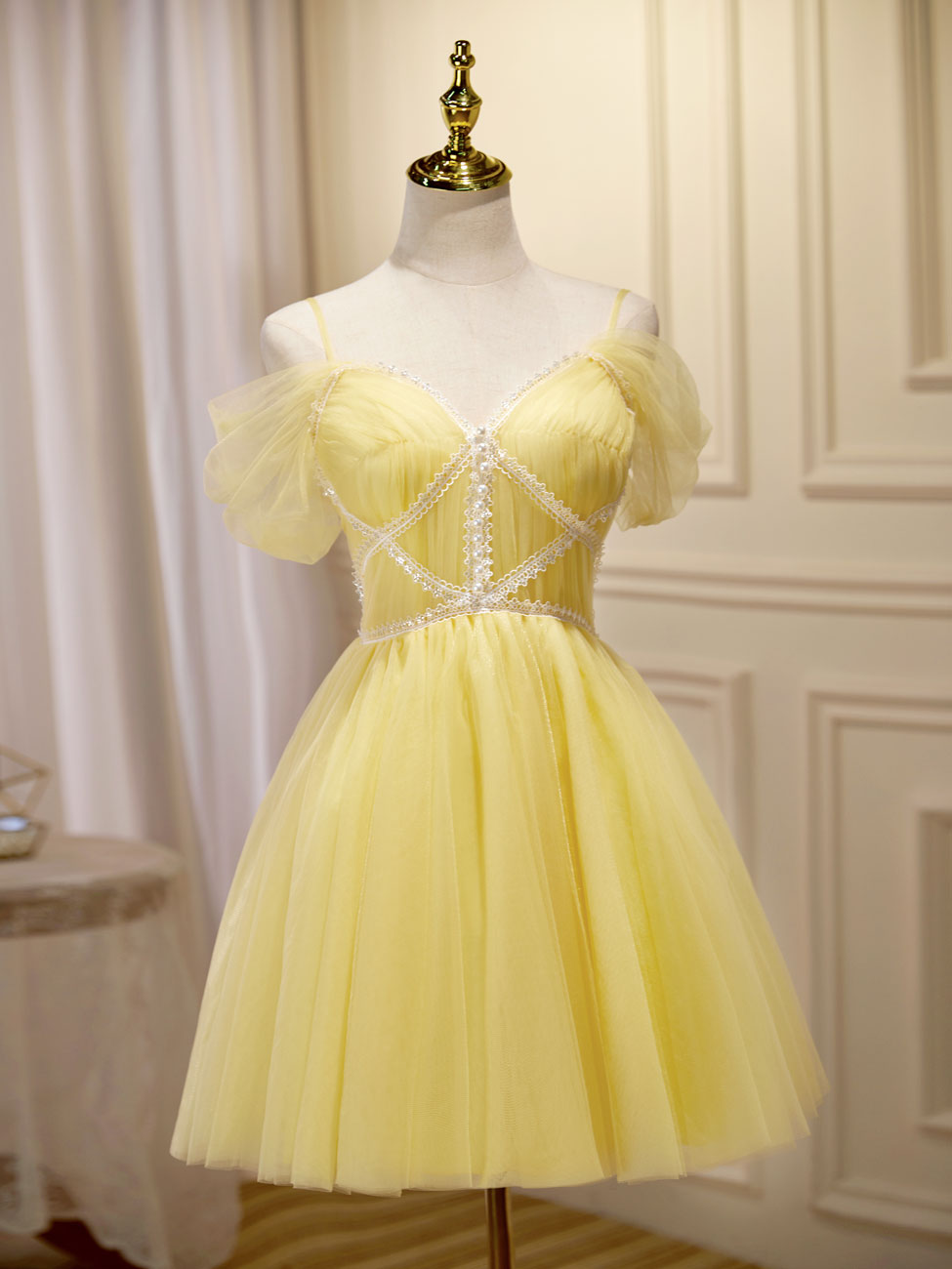 Elegant Mini Yellow Prom Dresses with Beading Lace - Short Homecoming Party Dresses for Teens - Perfect for Dances, Formals & Special Occasions