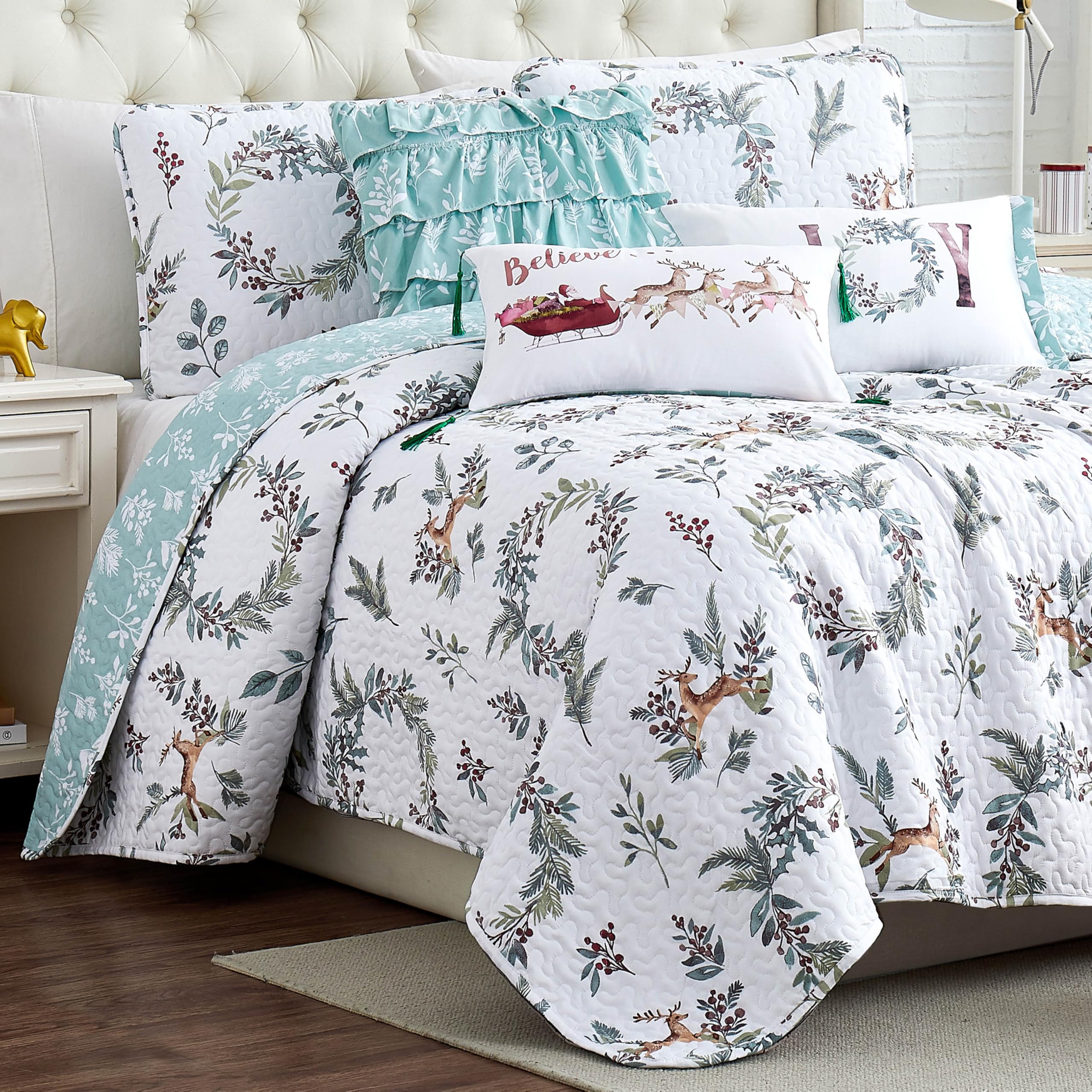Southshore Fine Living 6-Piece Reversible King/California King Christmas Quilt Set with Pillow Shams & Throw Pillows - Holiday Wreath & Reindeer Print Bedding in White/Green - Cozy Winter Bedroom Decor for Festive Season