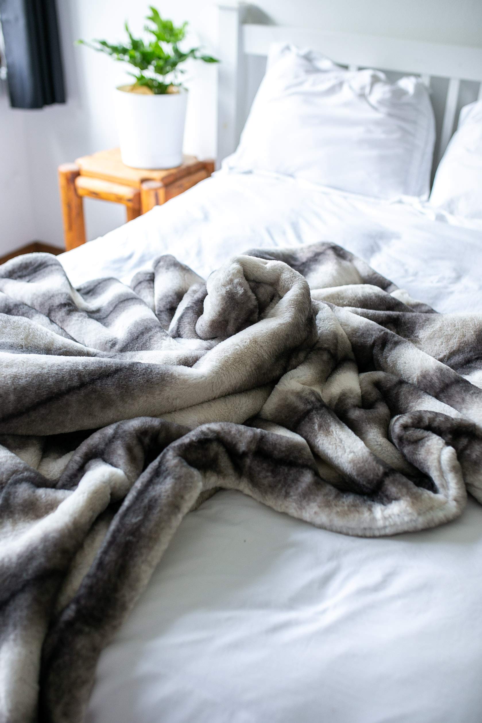 Double Sided Faux Fur Throw Blanket - Silky Soft Oversized Afghan - Machine Washable Grey Striped Mink Chinchilla Shadow Fox Blanket (Charcoal, 55