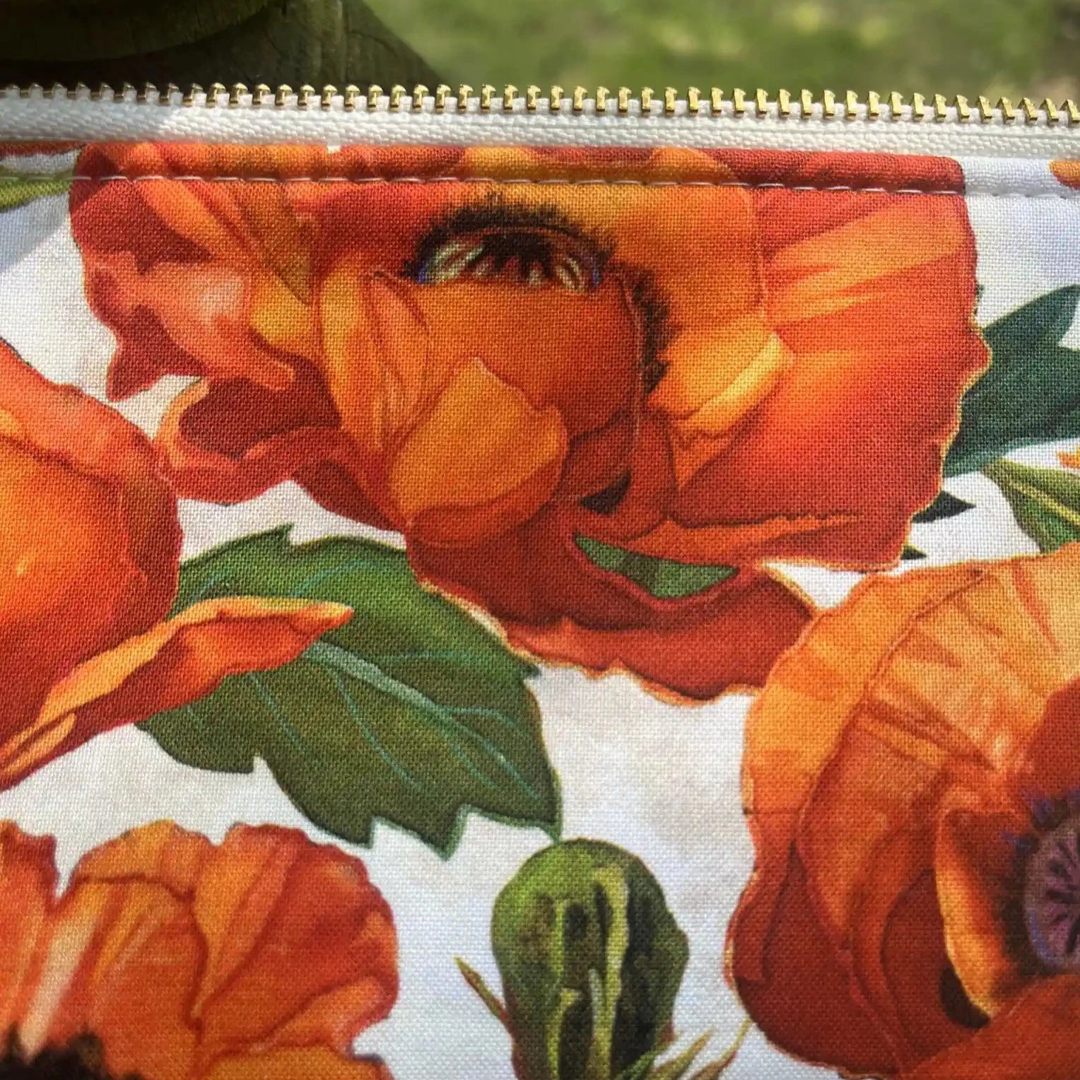 Poppies Print Small Carry All Bag with Gold Zipper - Perfect for Travel, Gym, and Everyday Essentials    或    Stylish Small Carry All Bag with Poppies Print & Gold Zipper - Ideal for Work, School, and Weekend Outings