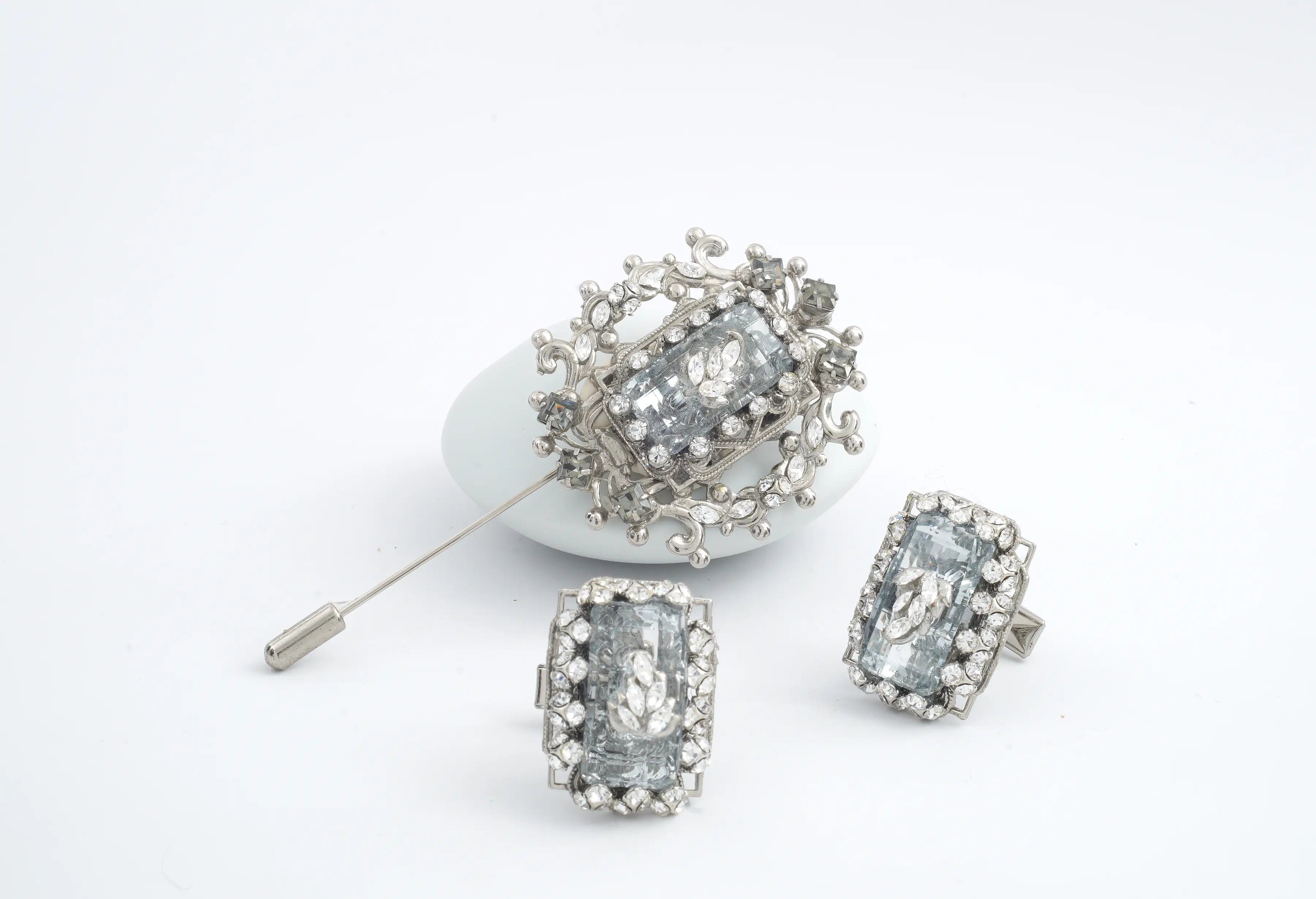 William Lapel Pin - Elegant & Stylish Lapel Pin for Men & Women - Perfect for Suits, Blazers, Weddings & Formal Events