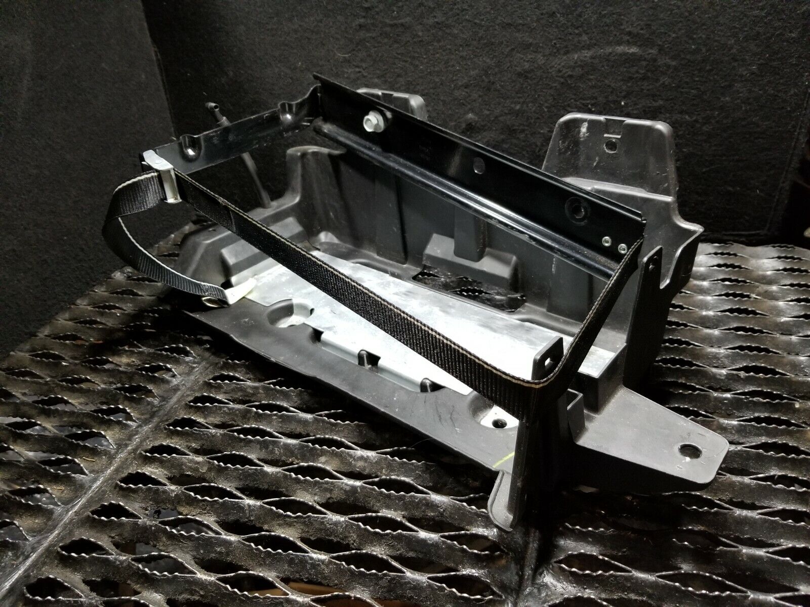 05 06 07 Dodge Magnum 5.7L Battery Tray Holder - Heavy Duty Metal Mount Bracket OEM Replacement - Perfect for Engine Bay Organization & Car Maintenance