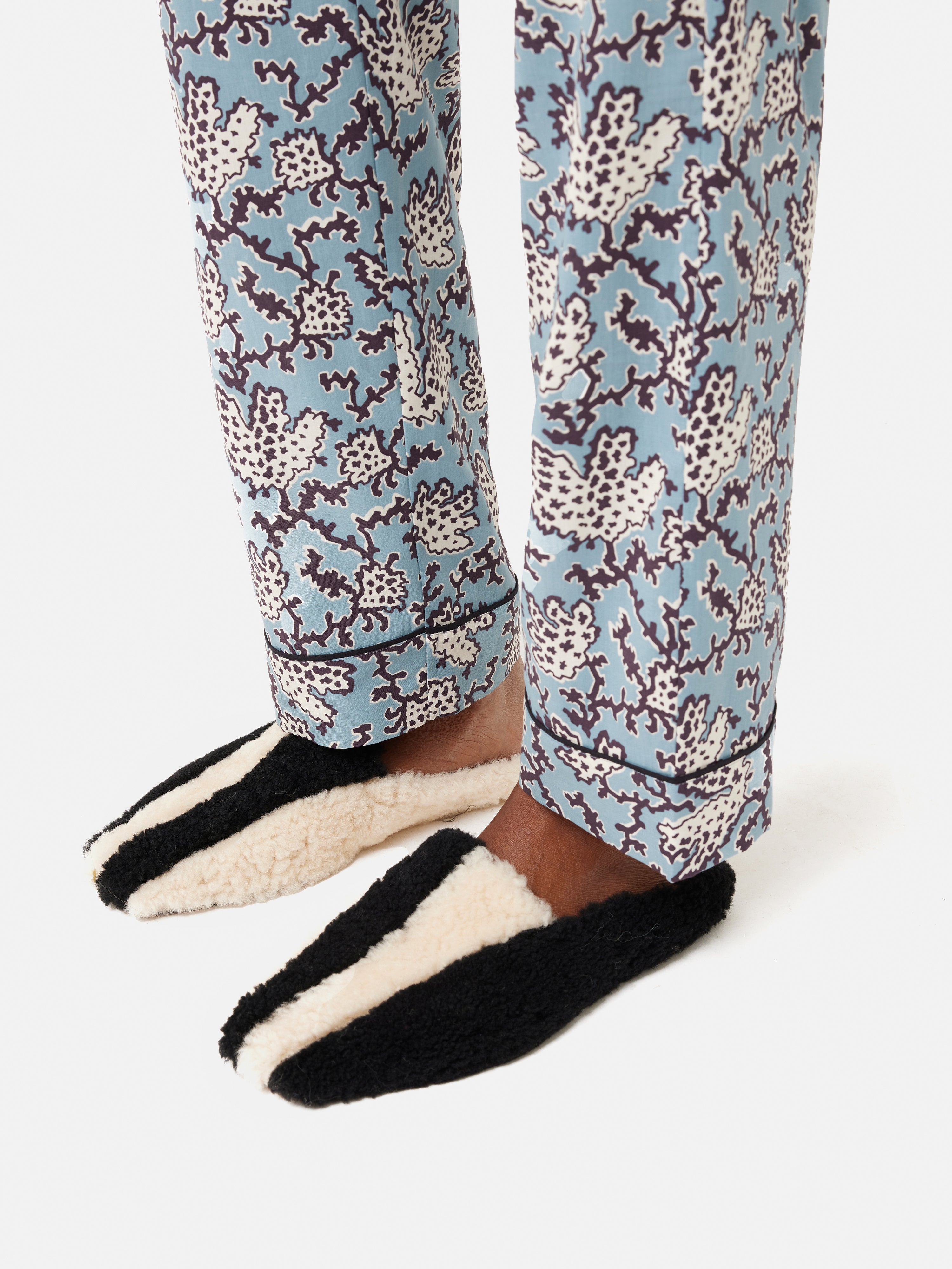 Cozy Shearling Striped Slippers for Women & Men - Soft Monochrome House Shoes for Indoor Comfort - Perfect for Winter Lounging & Home Relaxation