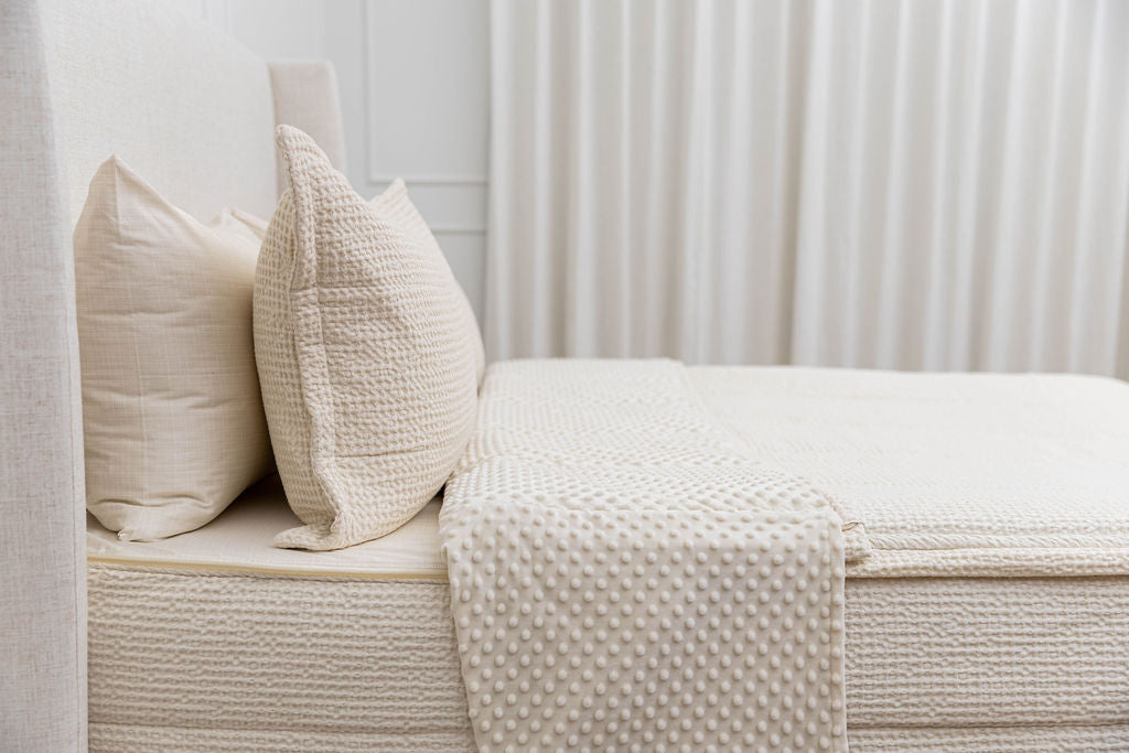 Mollie Luxe Pillowcase - 100% Mulberry Silk Pillow Cover for Hair & Skin Care - Hypoallergenic & Cooling for Hot Sleepers - Perfect for Bedroom, Travel & Spa Relaxation