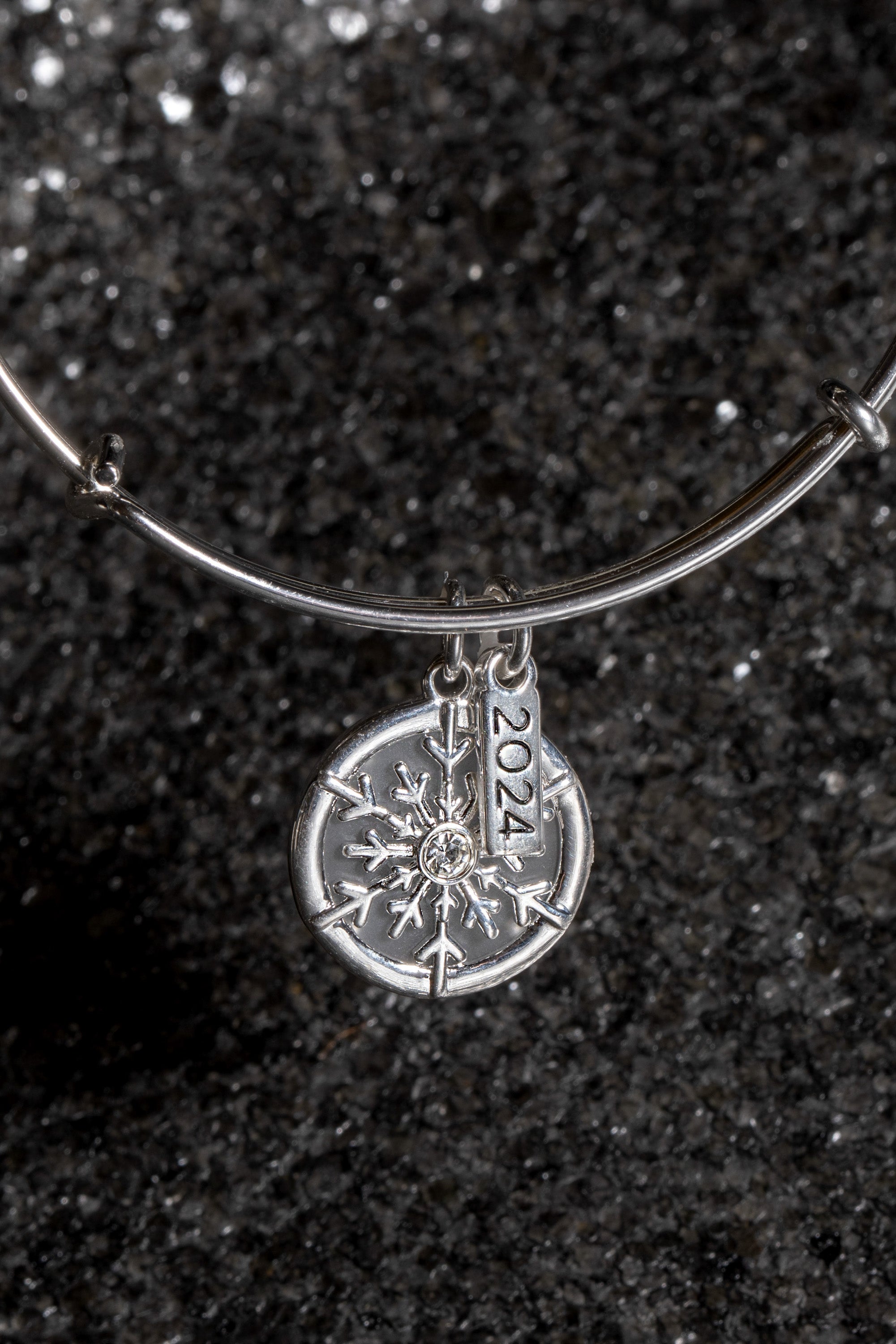 2024 Frosted Snowflake Charm Bangle Bracelet for Women - Elegant Winter Jewelry Gift for Christmas, Party & Holiday Outfits