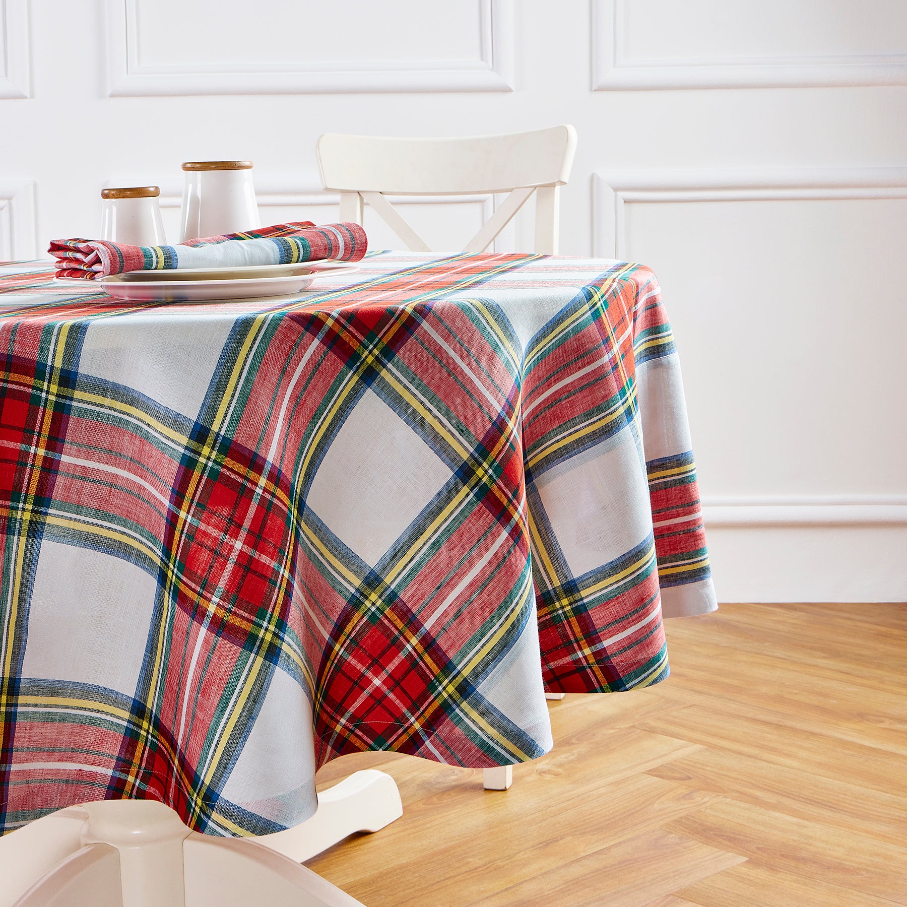 Stylish Stewart Plaid Round Tablecloth - Perfect for Holiday Dinners & Outdoor Picnics - Waterproof & Washable