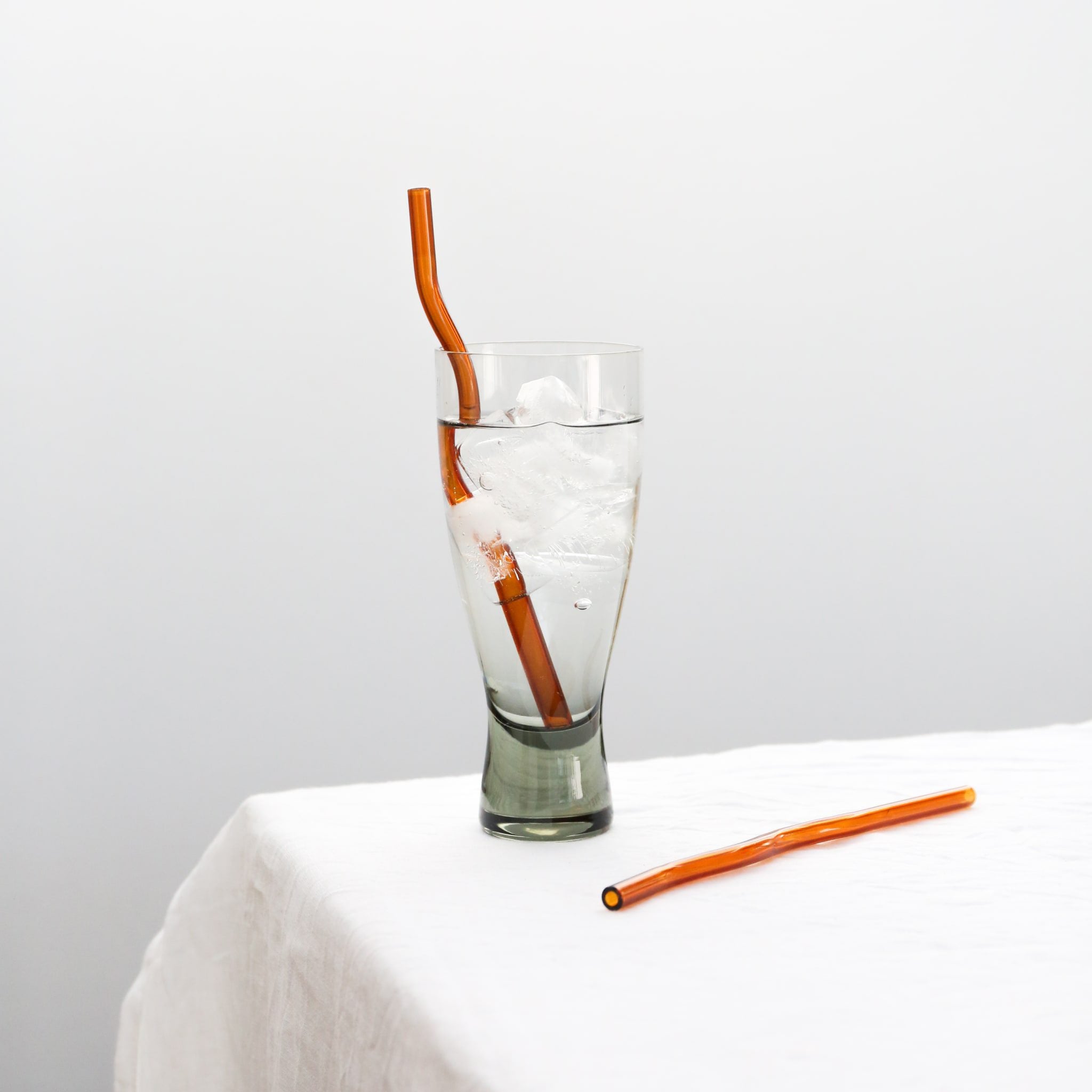 DESIGNSTUFF Curve Glass Straw Set of 4 - Reusable Cinnamon-Colored Drinking Straws for Smoothies, Iced Coffee & Cocktails - Eco-Friendly & Dishwasher Safe