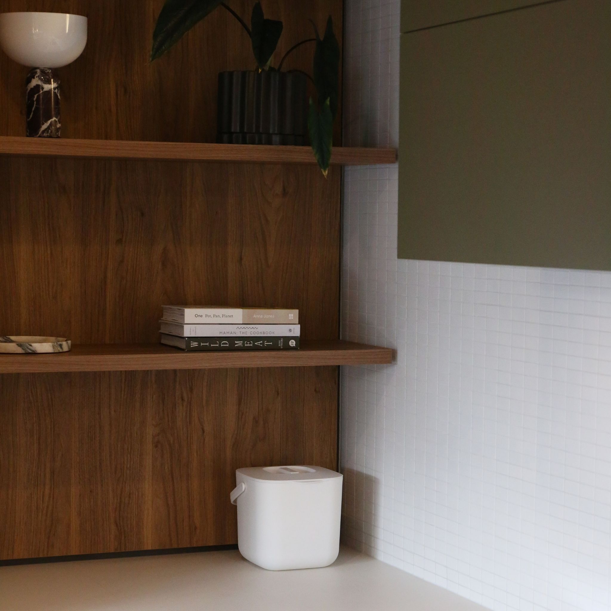 DESIGNSTUFF 7L White Compost Bin for Kitchen Countertop - Odor-Free Organic Waste Composter for Eco-Friendly Home & Garden Use