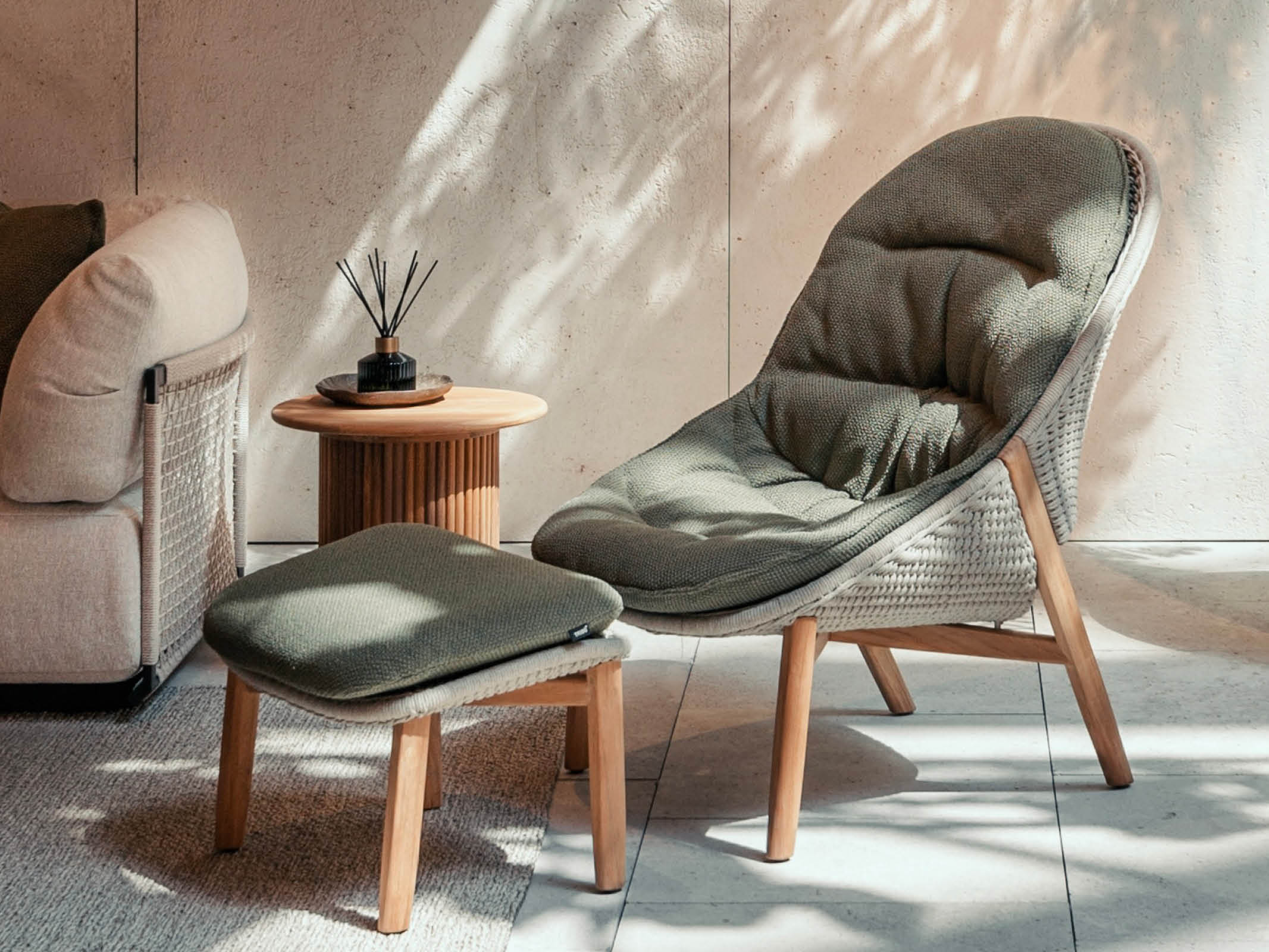 Elio Lounge Chair - Modern Accent Chair for Living Room, Bedroom & Office - Comfortable Upholstered Reading Chair with Soft Cushions - Perfect for Relaxing, Reading & Napping