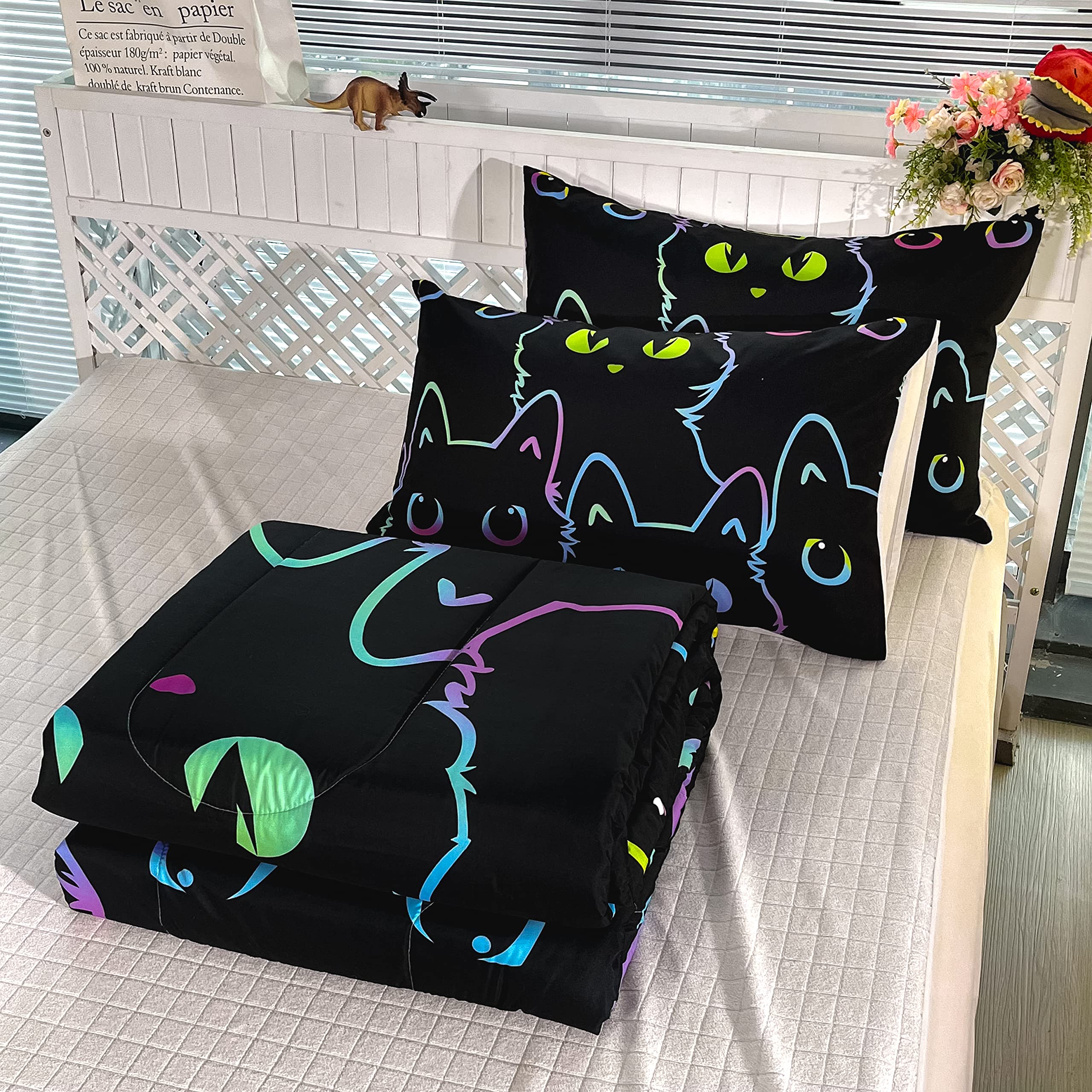 Cute Cartoon Cat 3-Piece Comforter Set Queen Size - Soft Warm Lightweight Fluffy Down Alternative Bedding for Kids (1 Comforter + 2 Pillow Cases) - Perfect for Girls' Rooms, Teen Bedrooms & Cozy Sleepovers