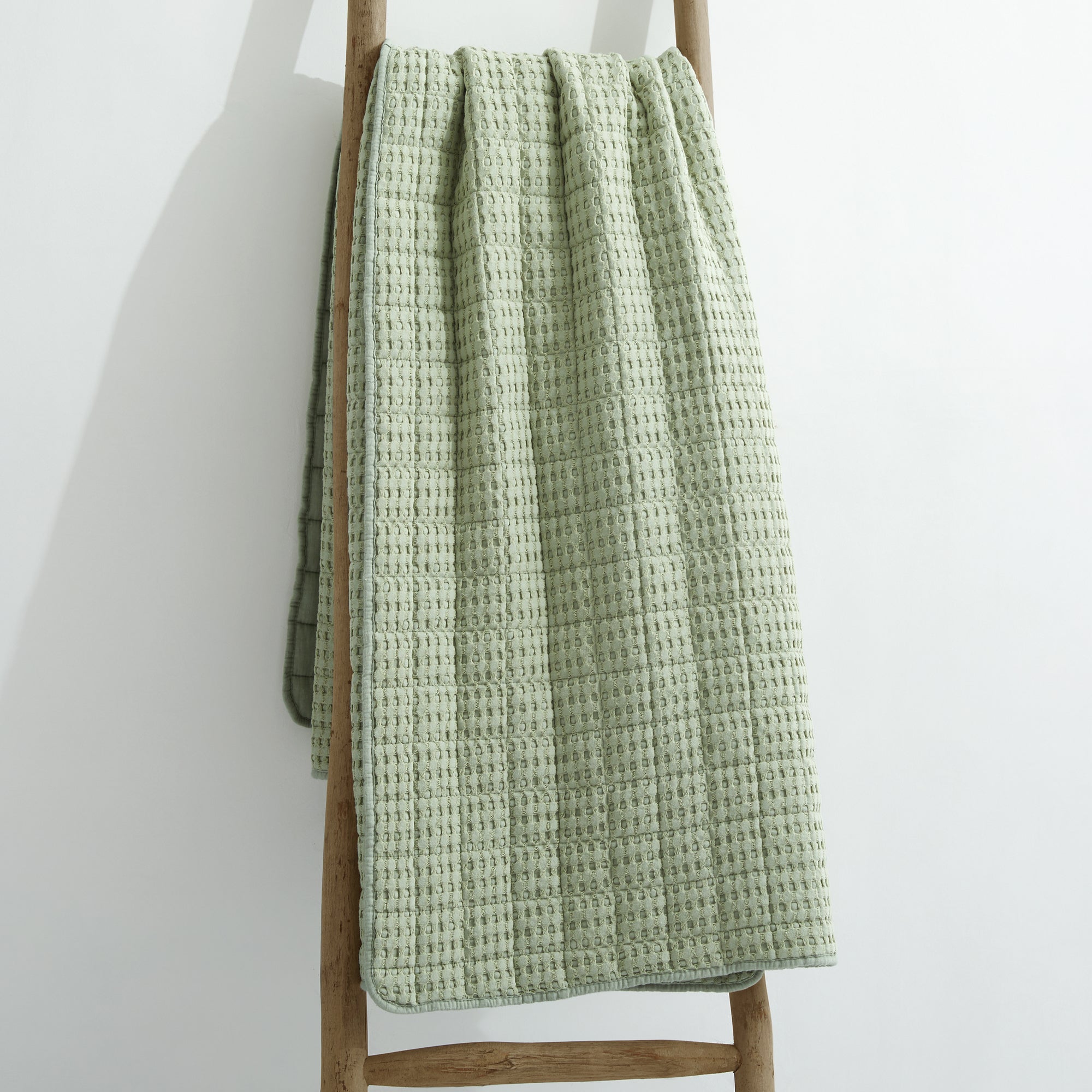 Soft Mills Waffle Quilted Throw Blanket - Cozy & Warm Bedding for Couch, Sofa, and Bed - Perfect for Winter Nights, Movie Time & Home Decor