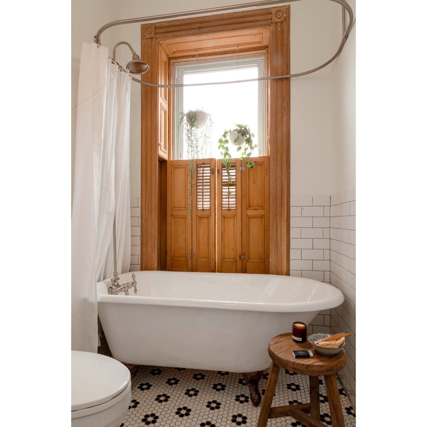 Aqua Eden 60 Inch White Cast Iron Clawfoot Bathtub - Oval Roll Top Design with Oil Rubbed Bronze Feet - Vintage Freestanding Tub for Bathroom Remodel & Luxury Spa Experience