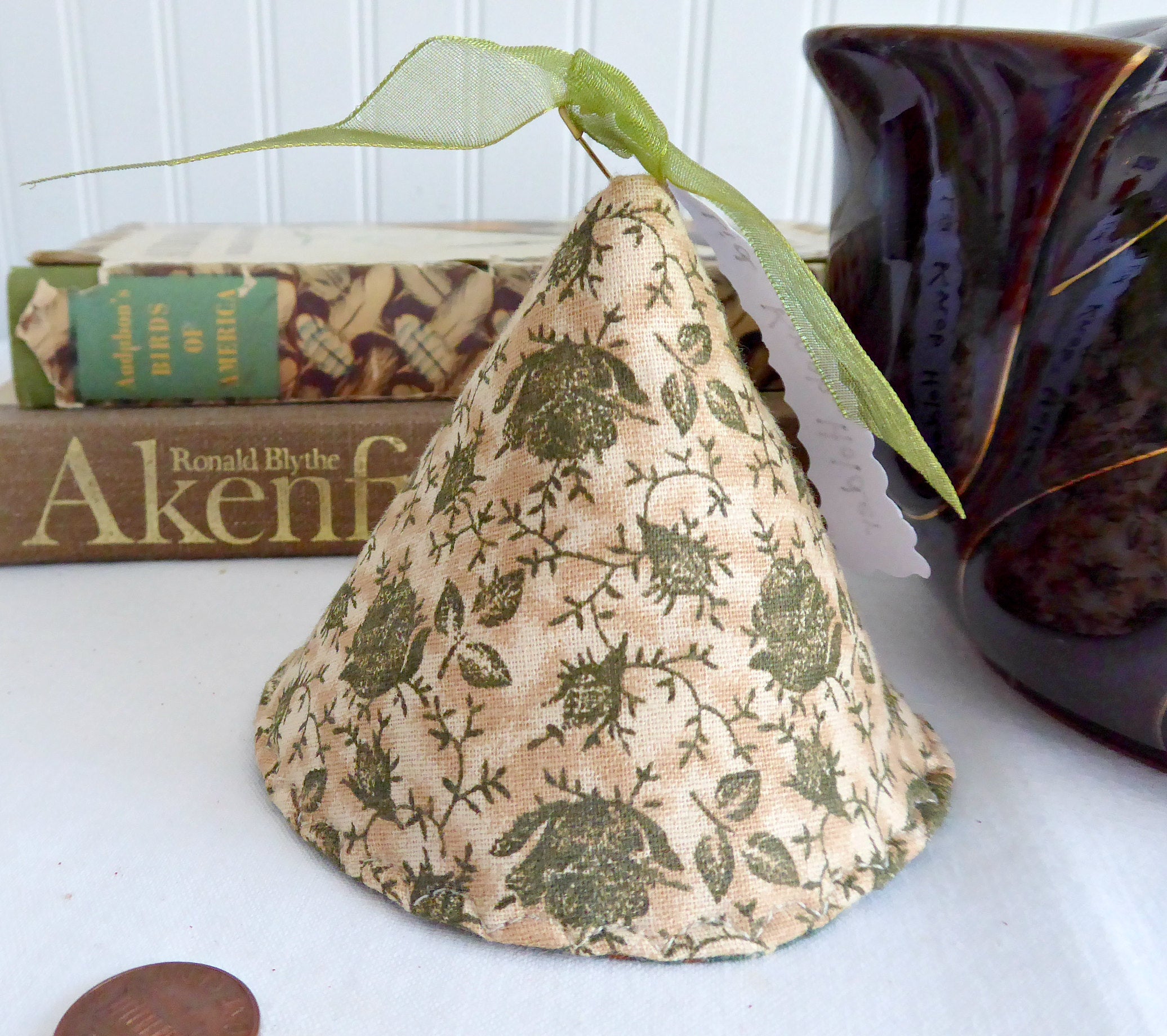 Tan Olive Green Knob Teapot Lid Holder with Padded Chintz Lining – Perfect for Tea Ceremonies, Kitchen Decor, and Gift Giving
