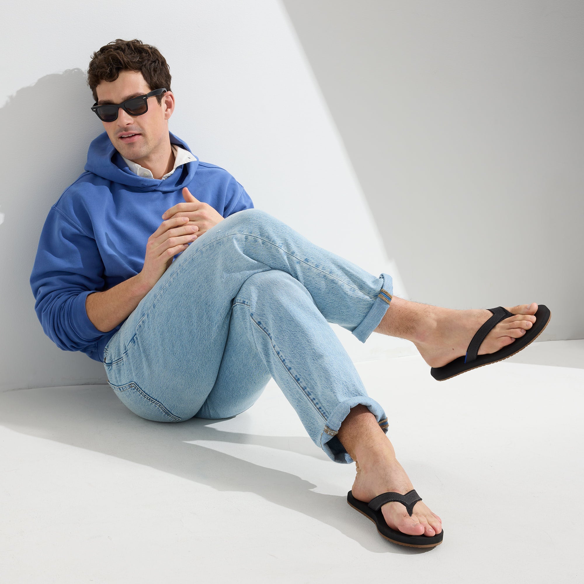 **Men's Comfortable Black Flip Flops - Lightweight & Durable Sandals for Beach, Pool, and Casual Wear**