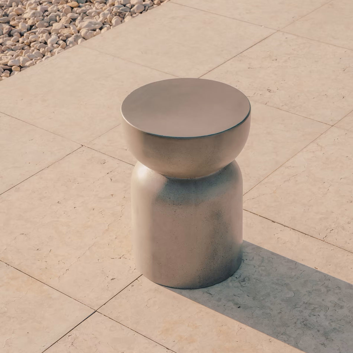 Garbet Outdoor Round Side Table - Durable Patio Furniture for Garden, Poolside, Deck & Balcony - Weather-Resistant Small Accent Table for Drinks & Decor