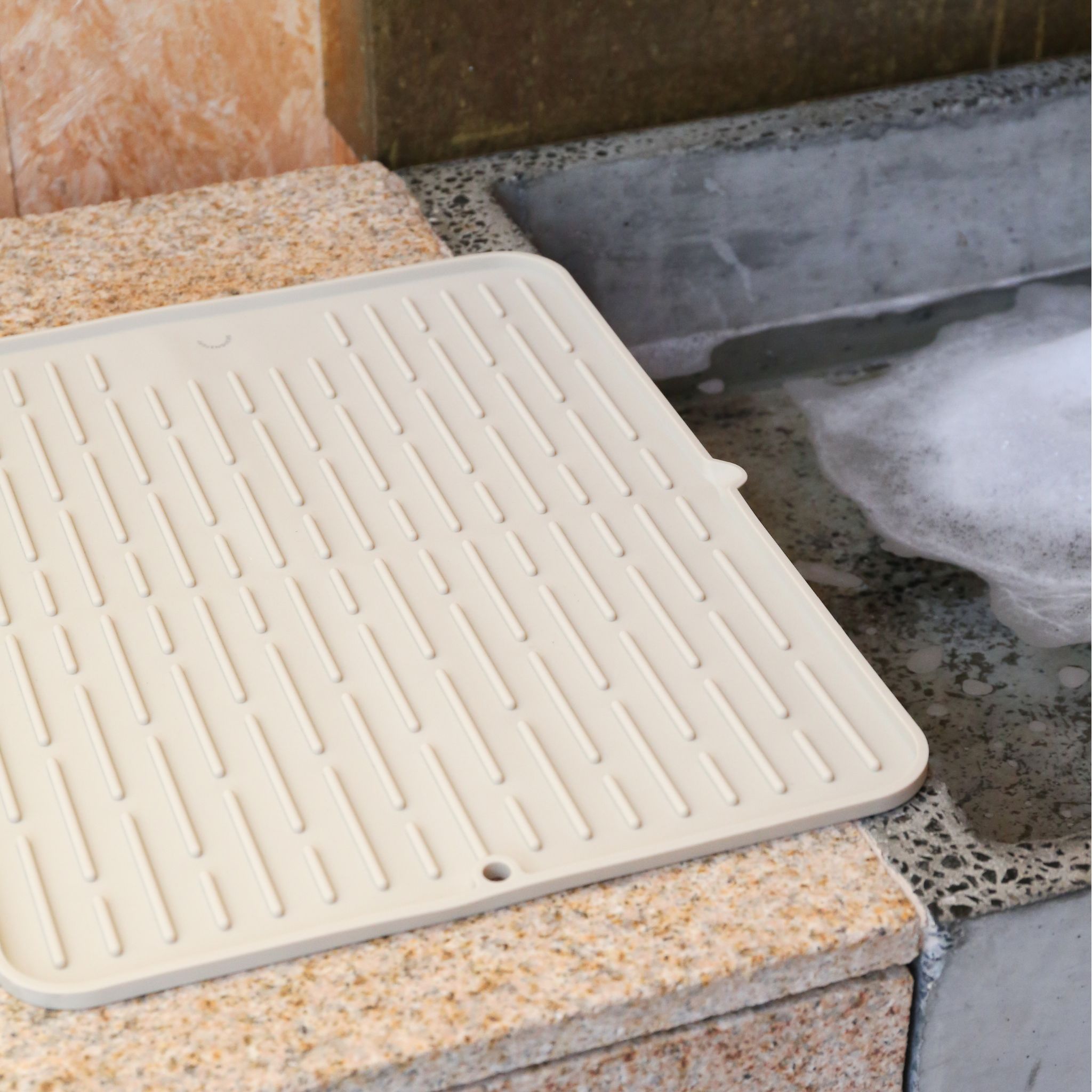 DESIGNSTUFF Large Folding Silicone Drying Mat with Drainage Hole - Non-Slip Dish Drying Rack for Kitchen Counter, Sink, or Camping Use