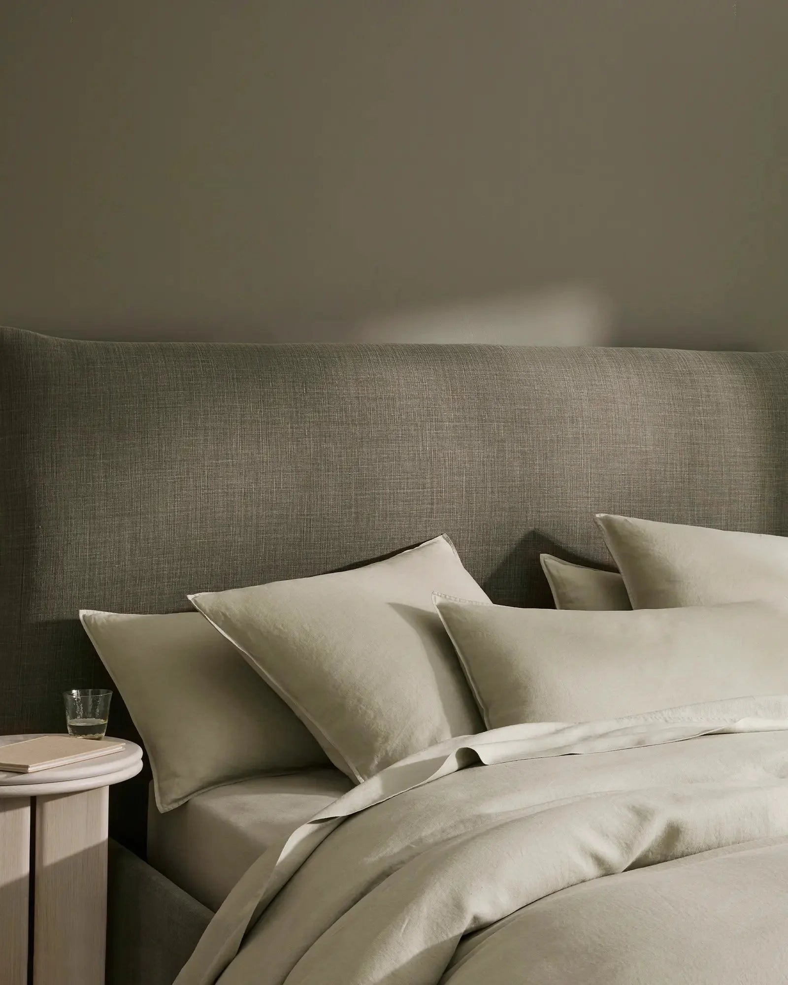 Premium Ravello Fitted Sheet - Soft Sage Green Queen Size Bed Sheet Set - Wrinkle & Fade Resistant - Perfect for Guest Rooms, Vacation Homes & Cozy Bedroom Decor