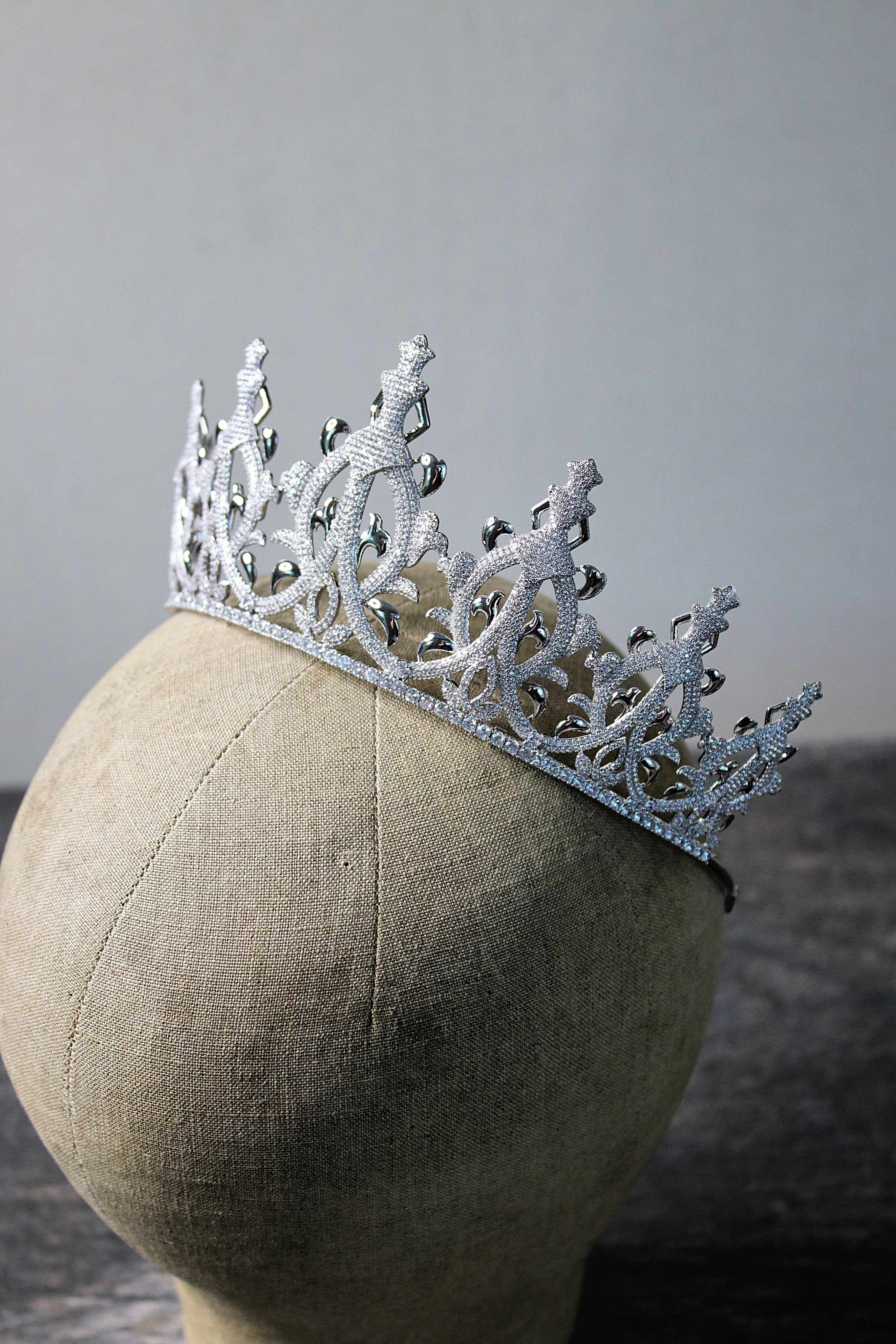 GEMMA Bridal Tiara - Elegant Wedding Crown for Bride, Rhinestone Crystal Headpiece - Perfect for Bridal Shower, Wedding Ceremony & Prom