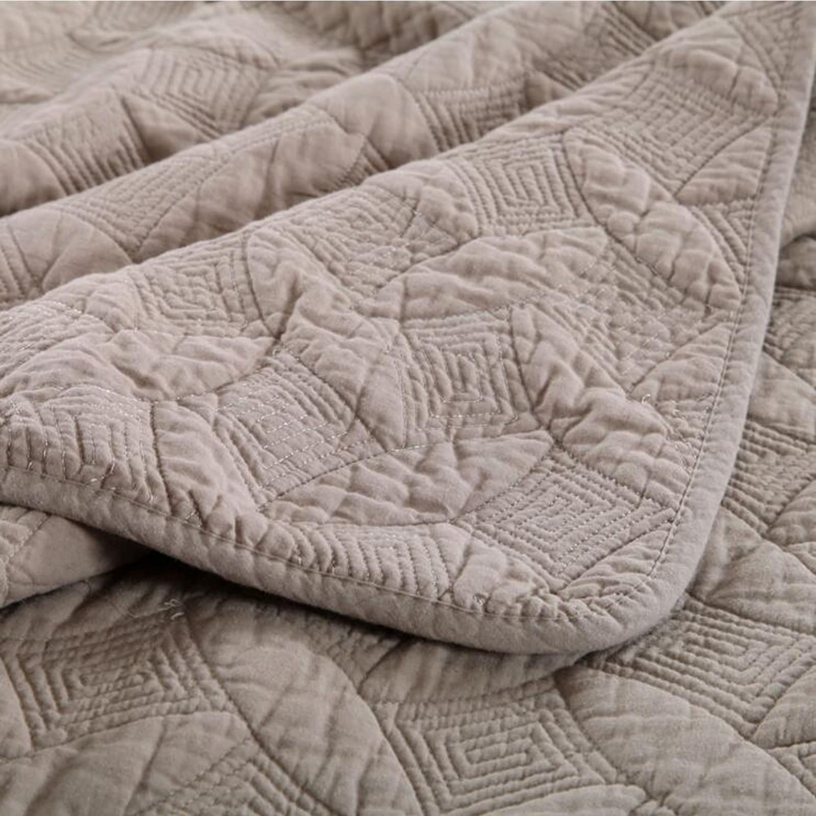 King Size 3-Piece Brown Quilt Set - Soft Lightweight Microfiber Bedspread & 2 Pillow Shams | All-Season Oversized Quilted Coverlet for Bedroom, Guest Room & Dorm | Breathable & Cozy Home Decor