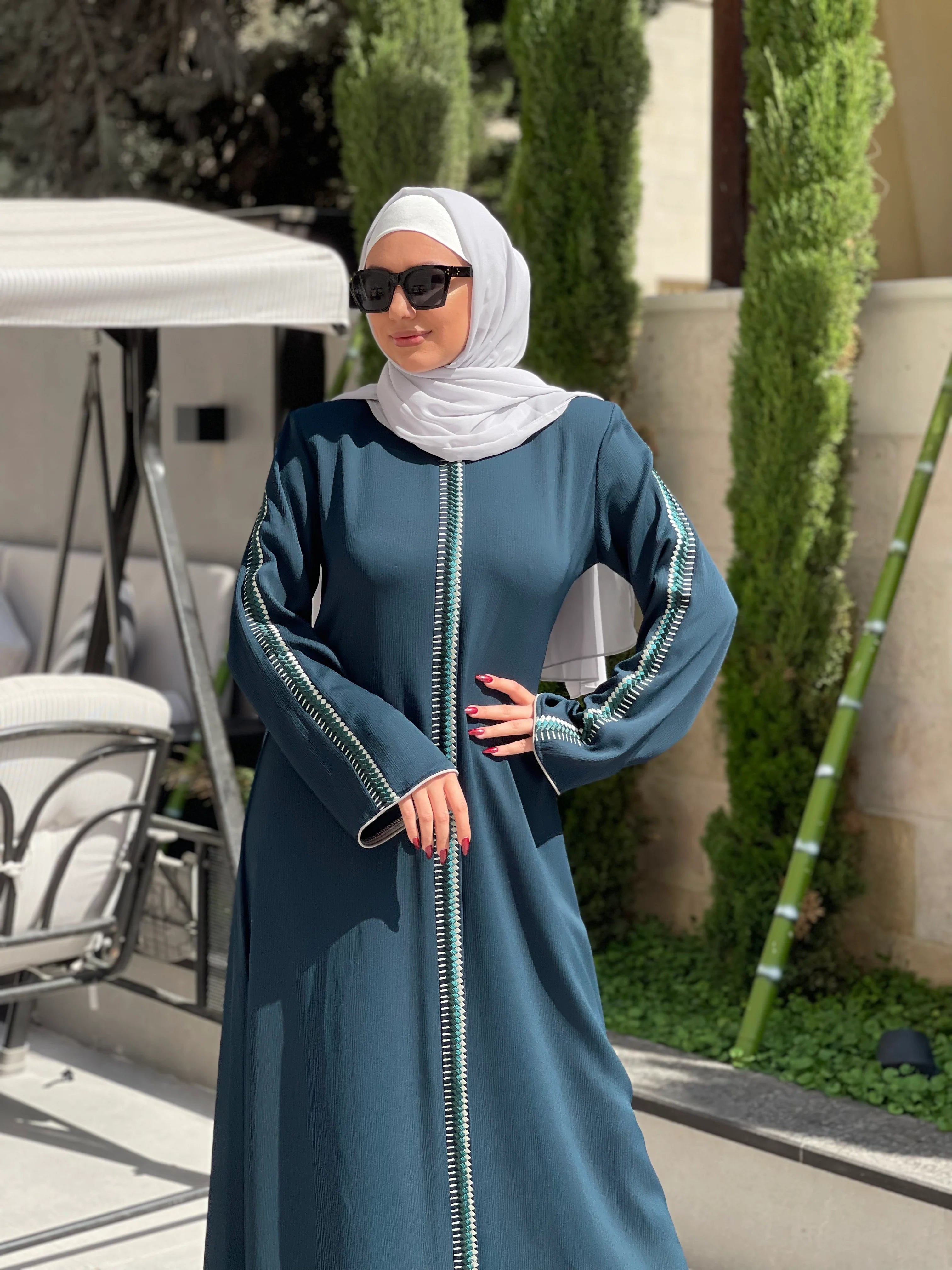 Elegant Embroidered Abaya with Front Zipper Closure - Perfect for Modest Fashion, Prayer, and Special Occasions