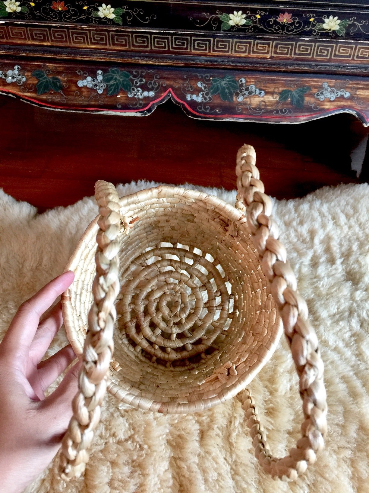 Stylish Round Straw Tote Bag - Eco-Friendly Woven Beach Basket for Women - Perfect for Beach Outings, Picnics, and Summer Shopping