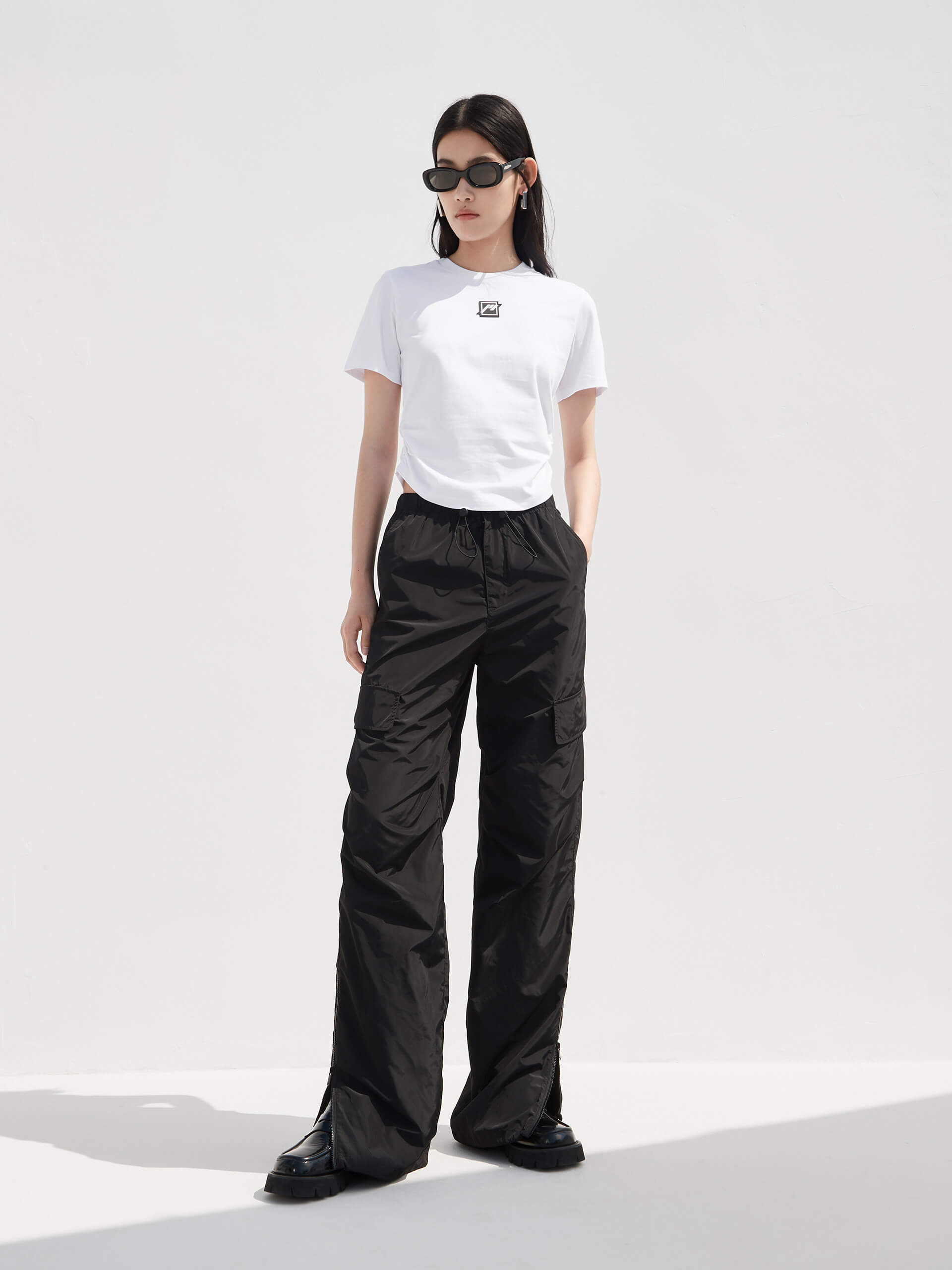 Stylish Curved Hem Logo T-Shirt for Men & Women - Comfortable Casual Wear for Everyday Outfits, Street Style & Lounge