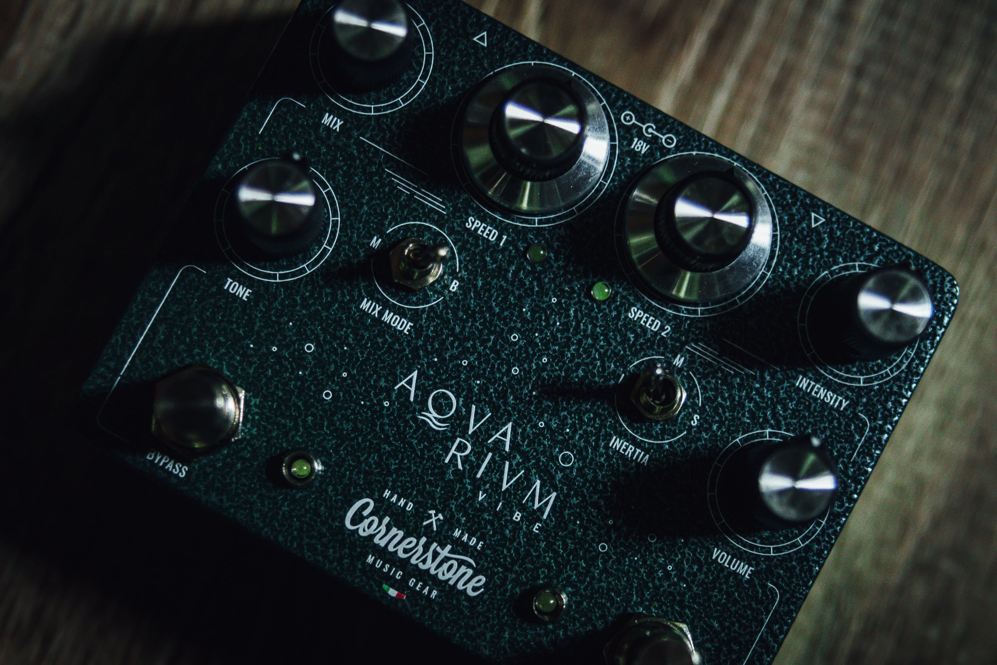 Cornerstone Music Gear Aquarium Vibe Pedal - Vintage-Inspired Modulation Effects Pedal for Guitar & Bass - Perfect for Psychedelic Rock, Surf & Ambient Music Performances