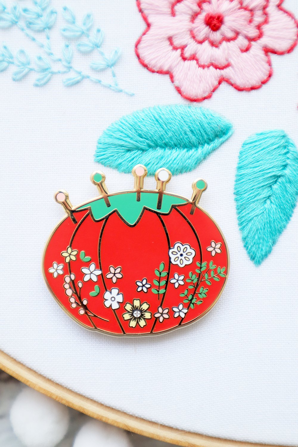 Vintage Tomato Pin Cushion Needle Minder - Handmade Sewing Accessory for Quilting, Embroidery & Crafting - Perfect Gift for Sewers & DIY Enthusiasts