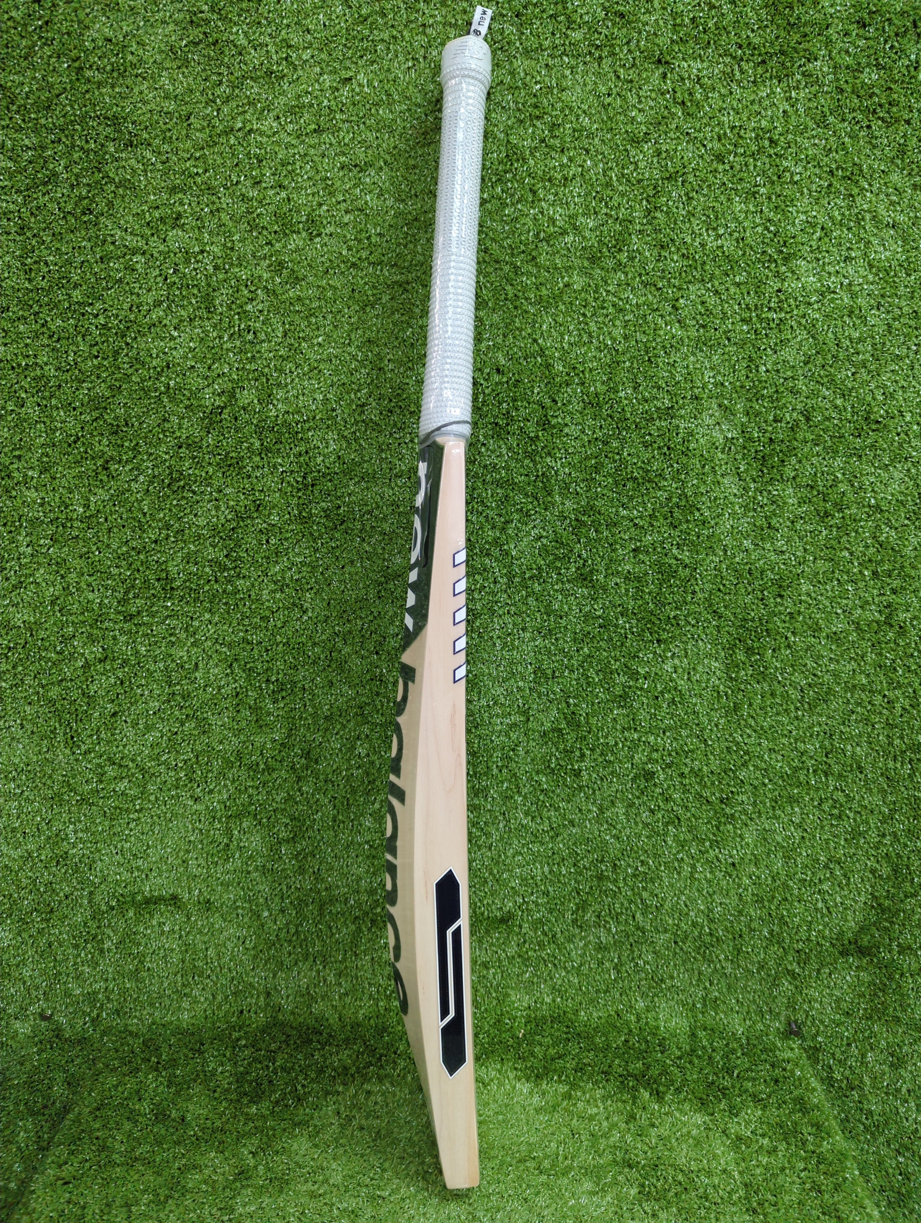 NB DC 700i Max English Willow Cricket Bat - Premium Grade Cricket Equipment for Professional Players - Perfect for Matches, Training & Tournaments